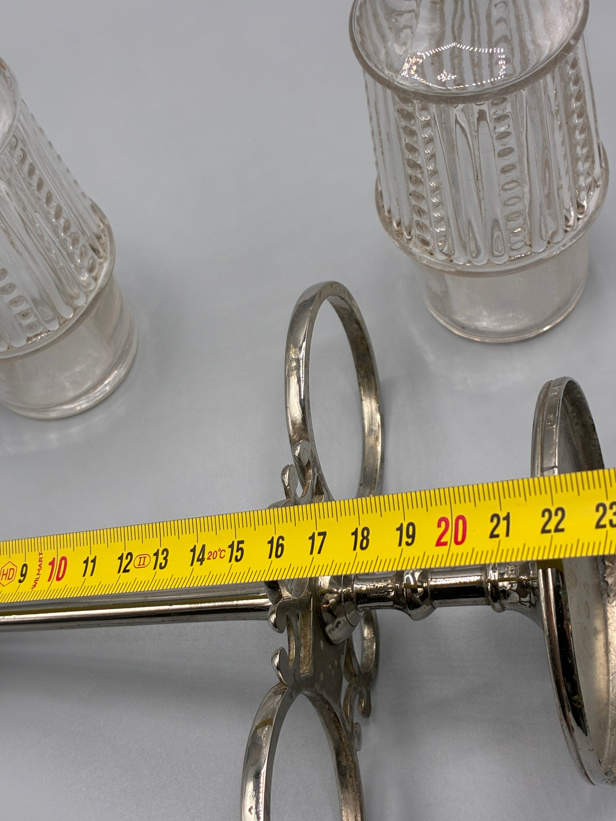 Mesure de la burette de 20 cm avec son bouchon