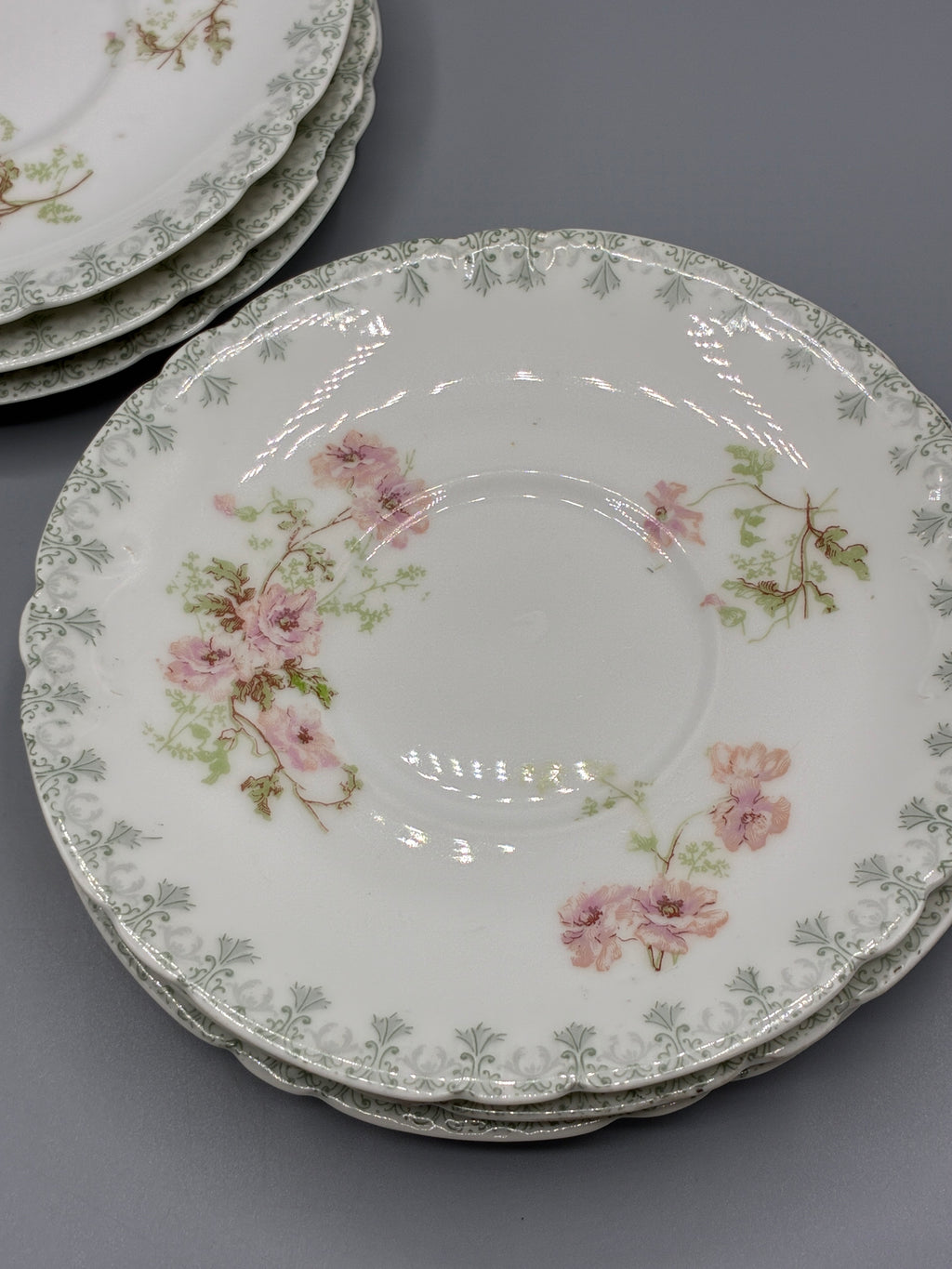 Détail du décor floral et de la bordure des sous-tasses