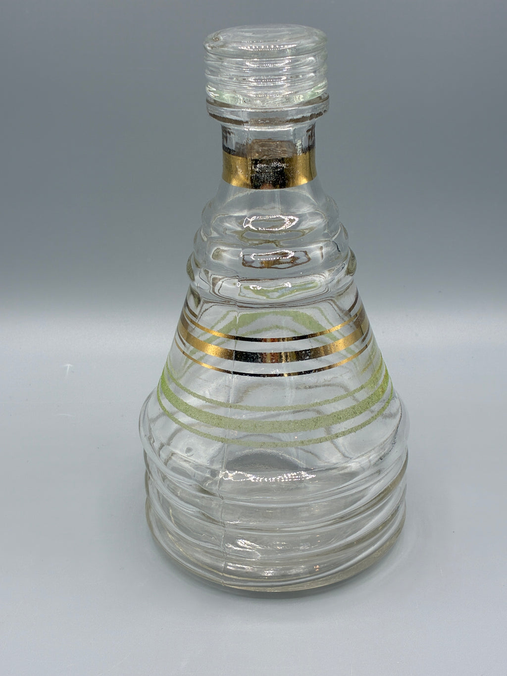 Carafe publicitaire Grey-Poupon en verre moulé à bandes vertes et dorées