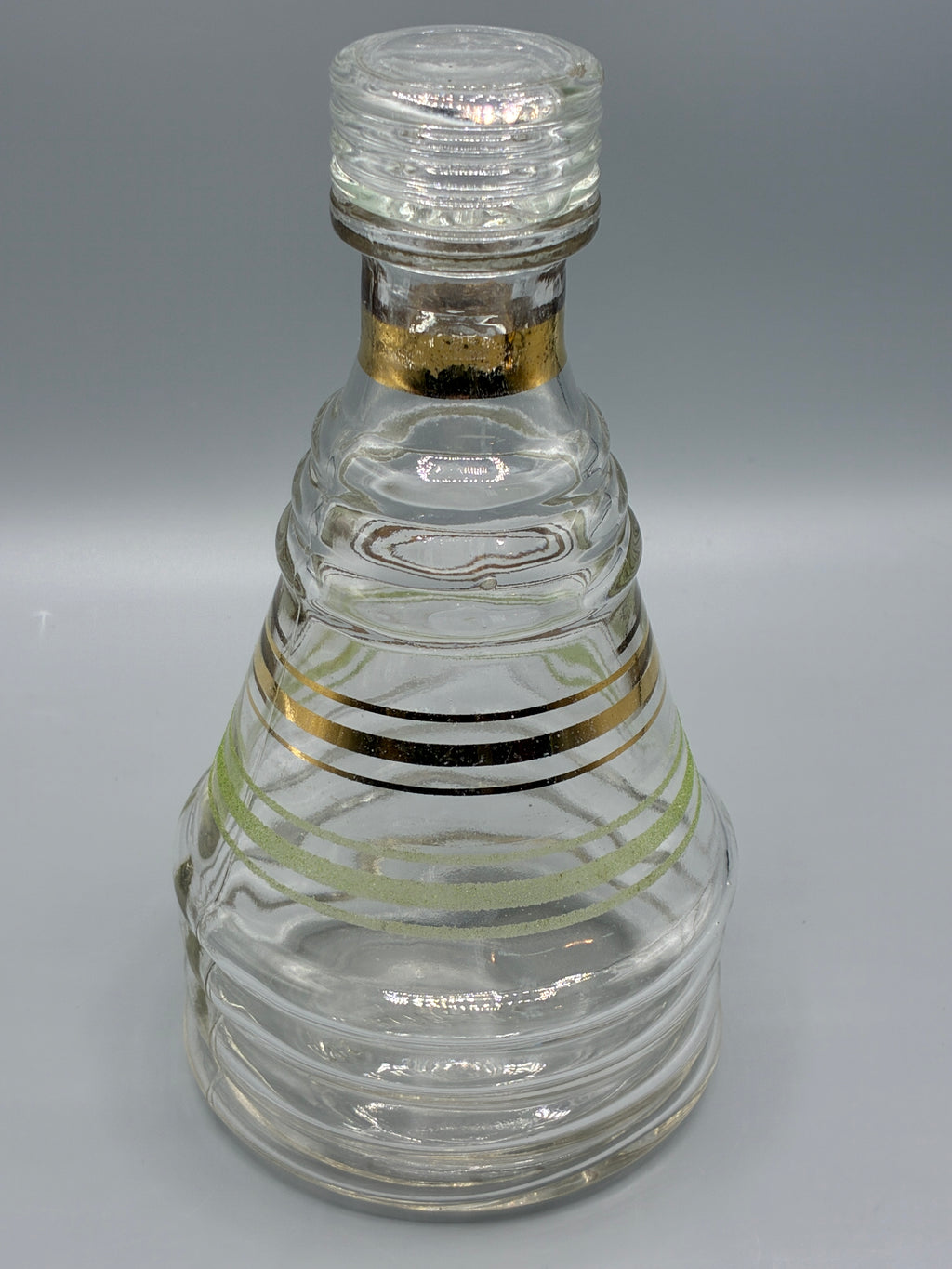 Autre vue de la carafe Grey-Poupon avec bouchon en verre