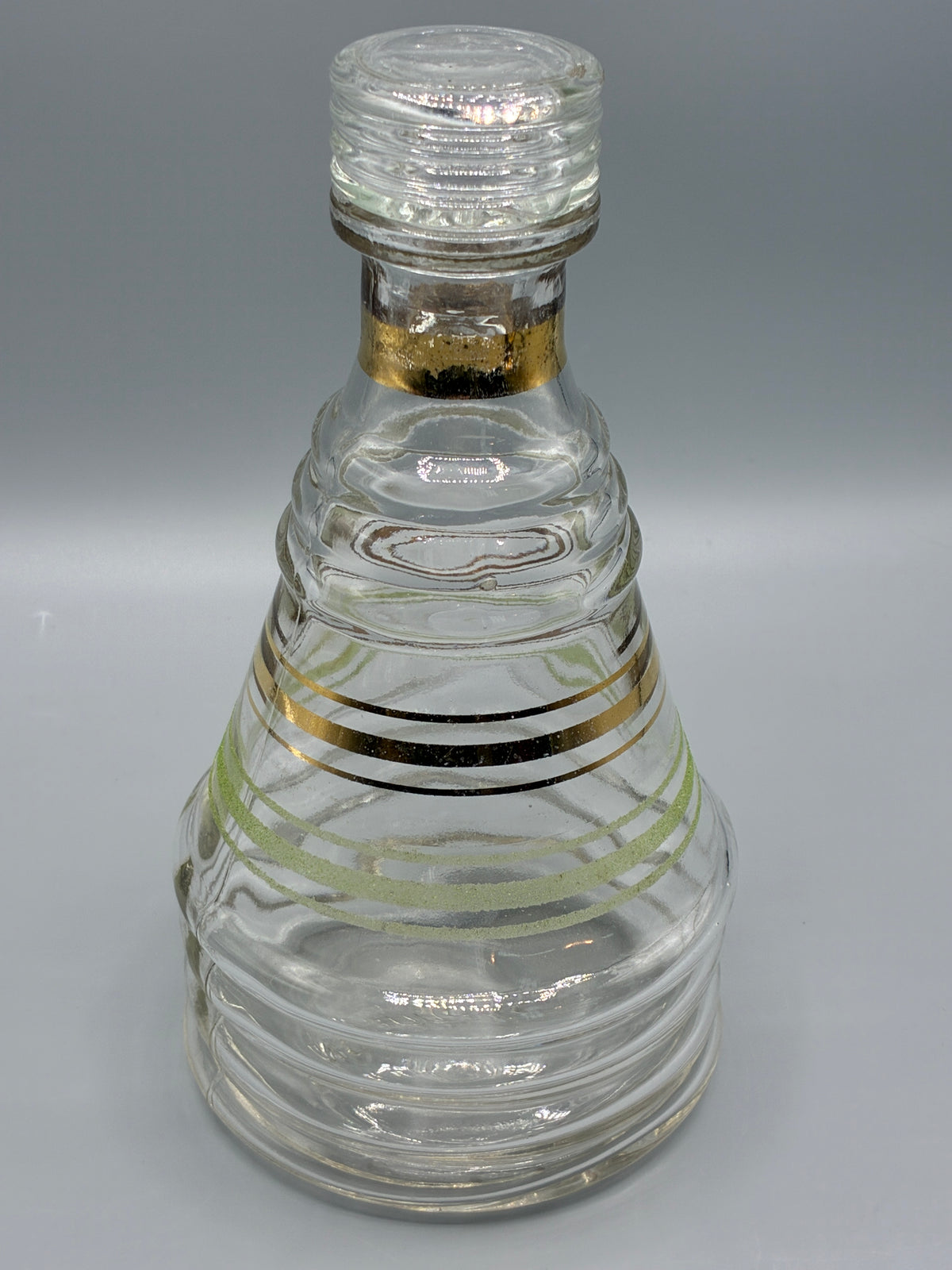 Autre vue de la carafe Grey-Poupon avec bouchon en verre
