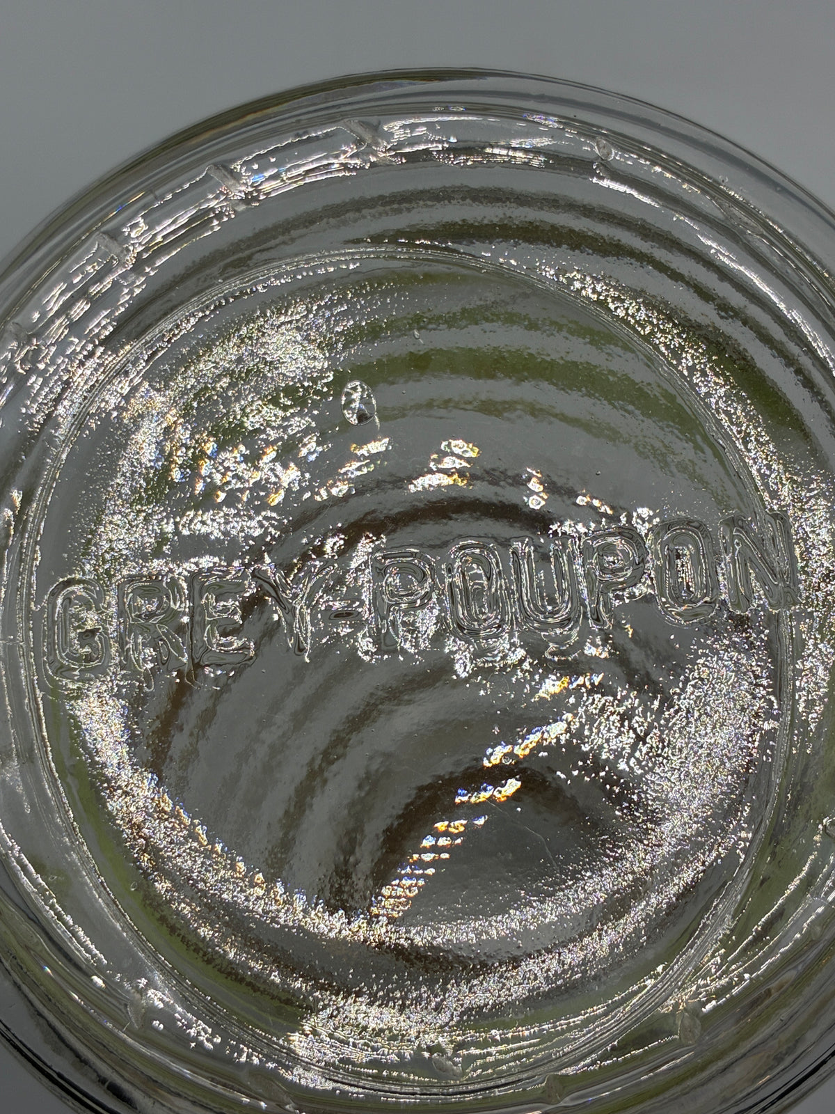 Signature Grey-Poupon moulée sous la base de la carafe