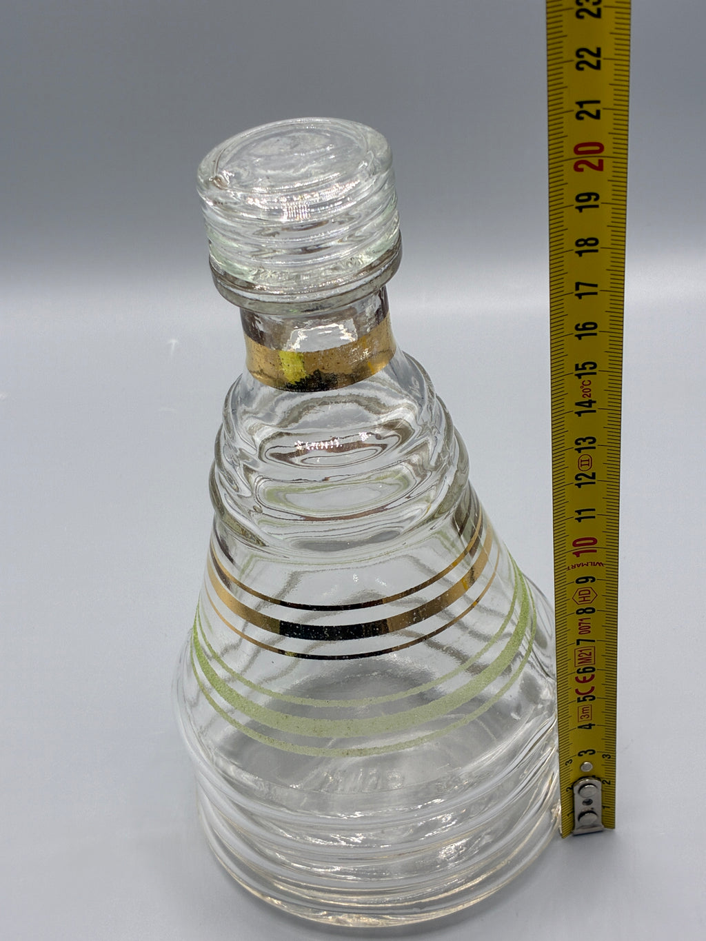 Carafe Grey-Poupon avec son bouchon en verre retiré