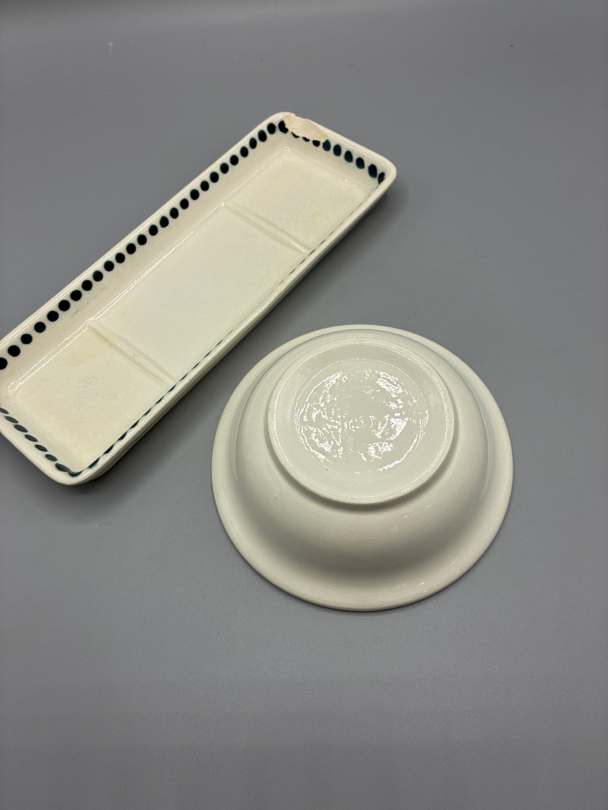 Porte-savon rectangulaire et coupelle ronde à décor de pois