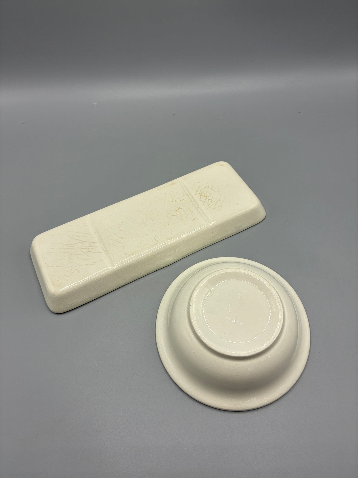 Revers des deux accessoires de salle de bain en céramique