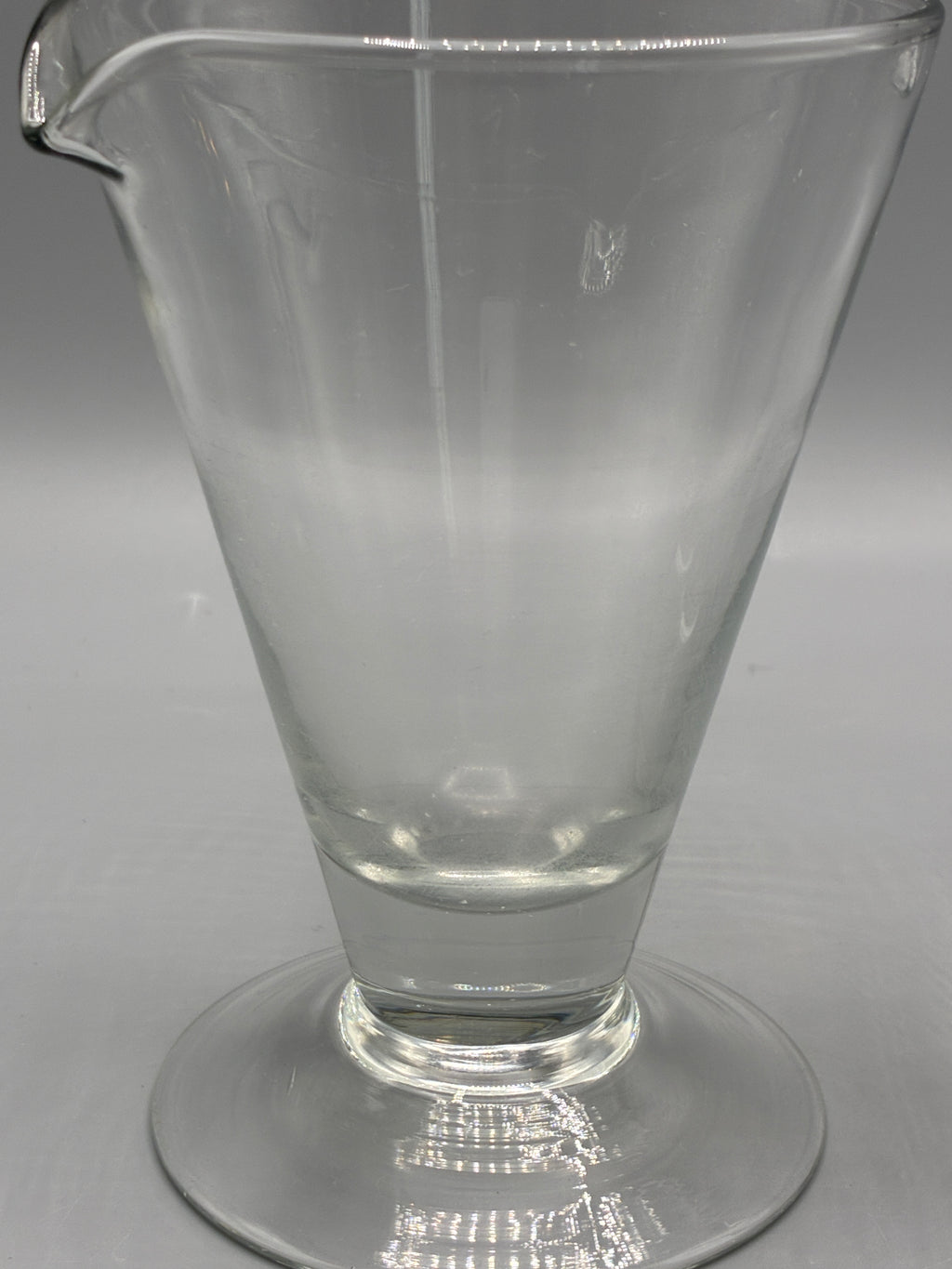 Détail des graduations du verre doseur ancien