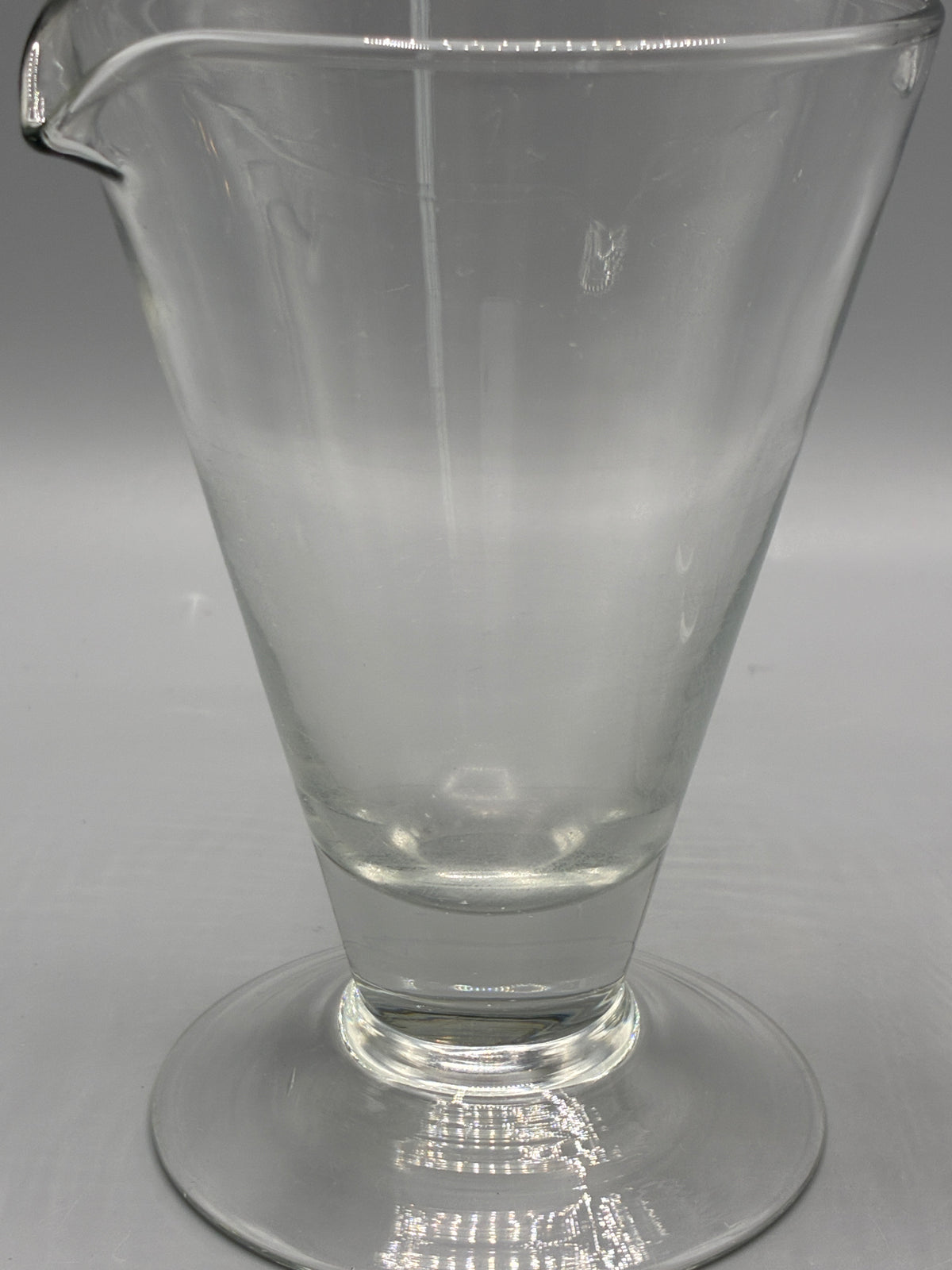 Détail des graduations du verre doseur ancien