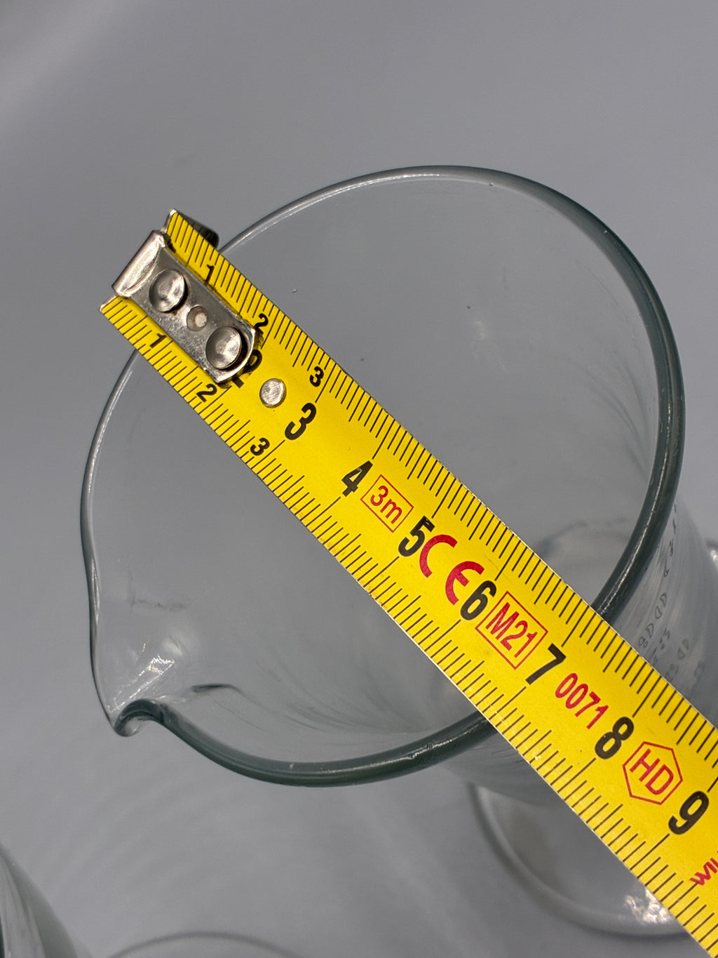 Dessous des pieds des verres doseurs anciens