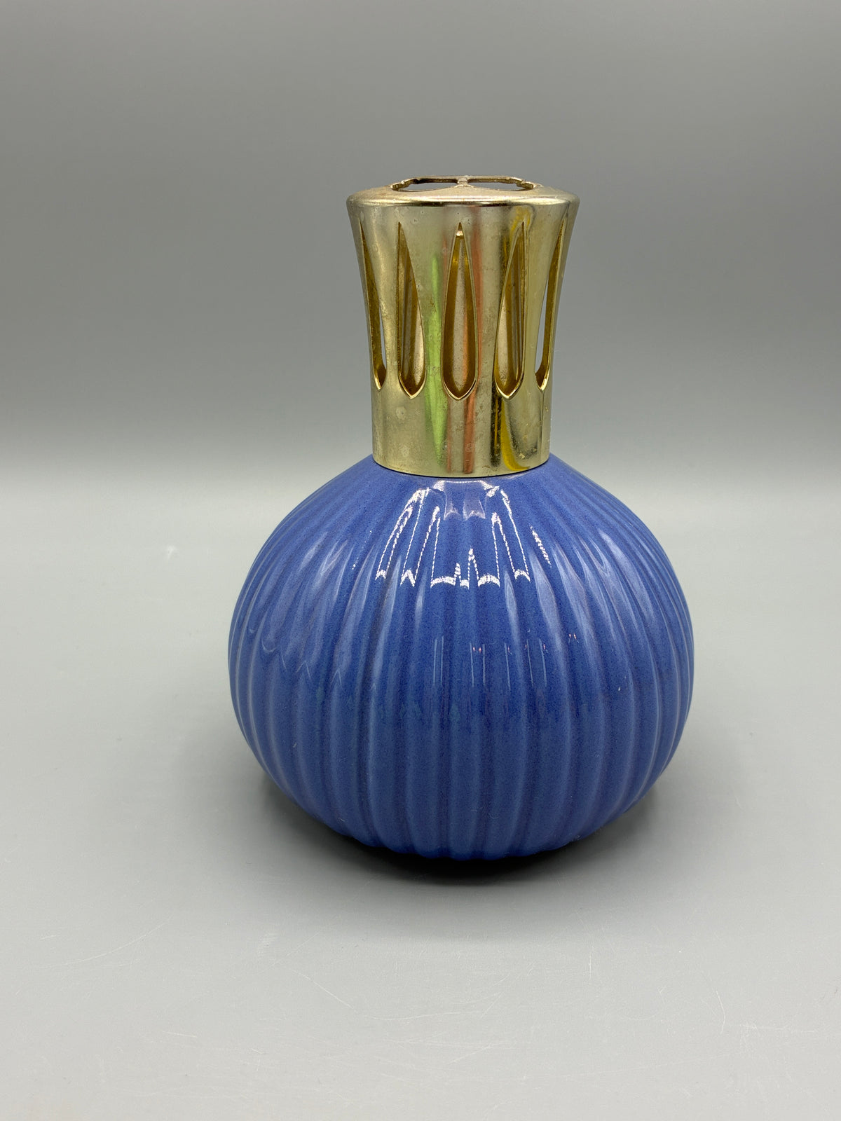 Lampe Berger en céramique bleu cobalt à côtes avec monture dorée, mètre ruban indiquant la hauteur