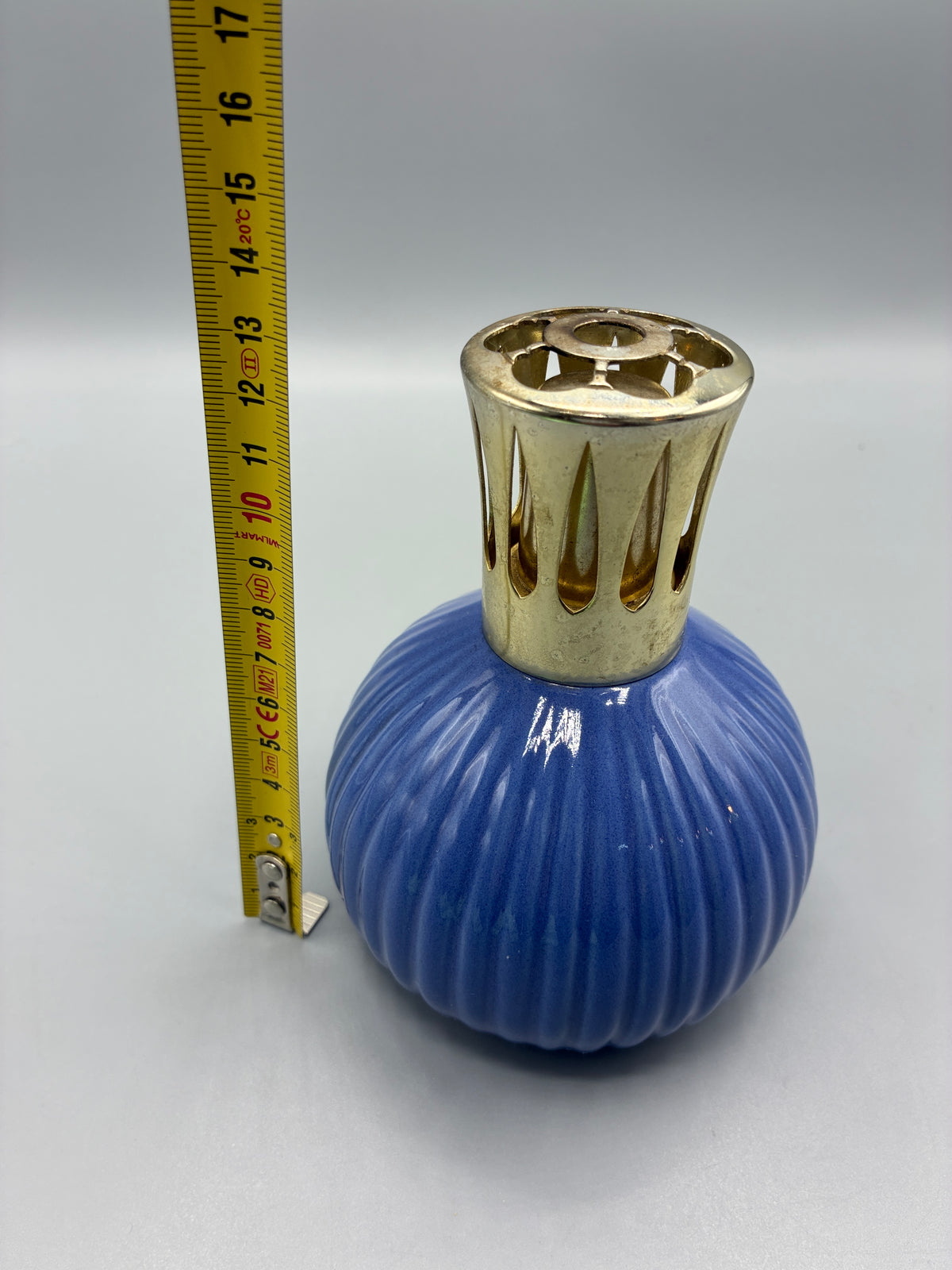 Lampe Berger en céramique bleu cobalt côtelée avec monture dorée et mètre ruban