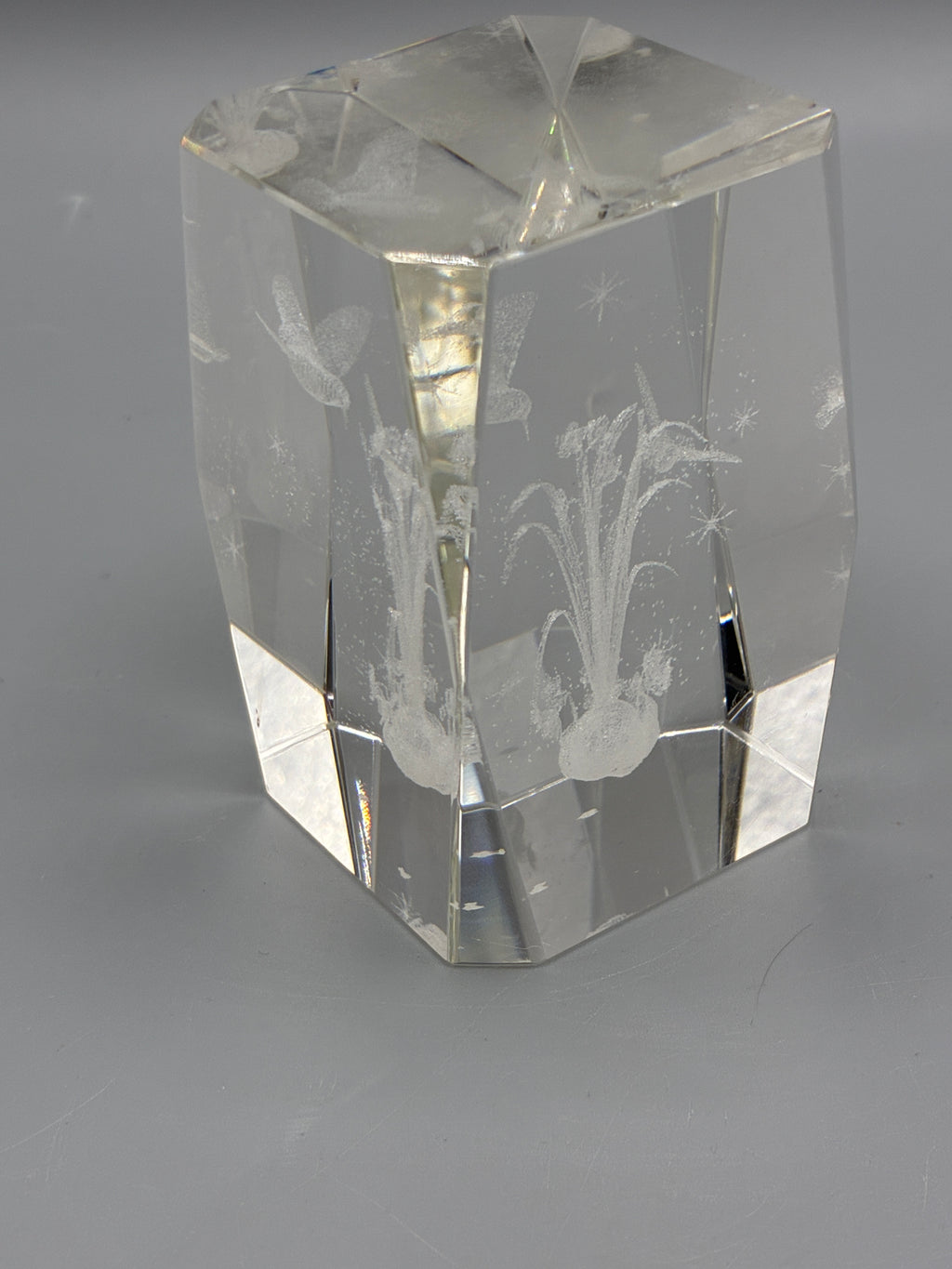 Vue de dessus du bloc de cristal facetté avec décor gravé de fleurs et d’oiseaux dans la masse