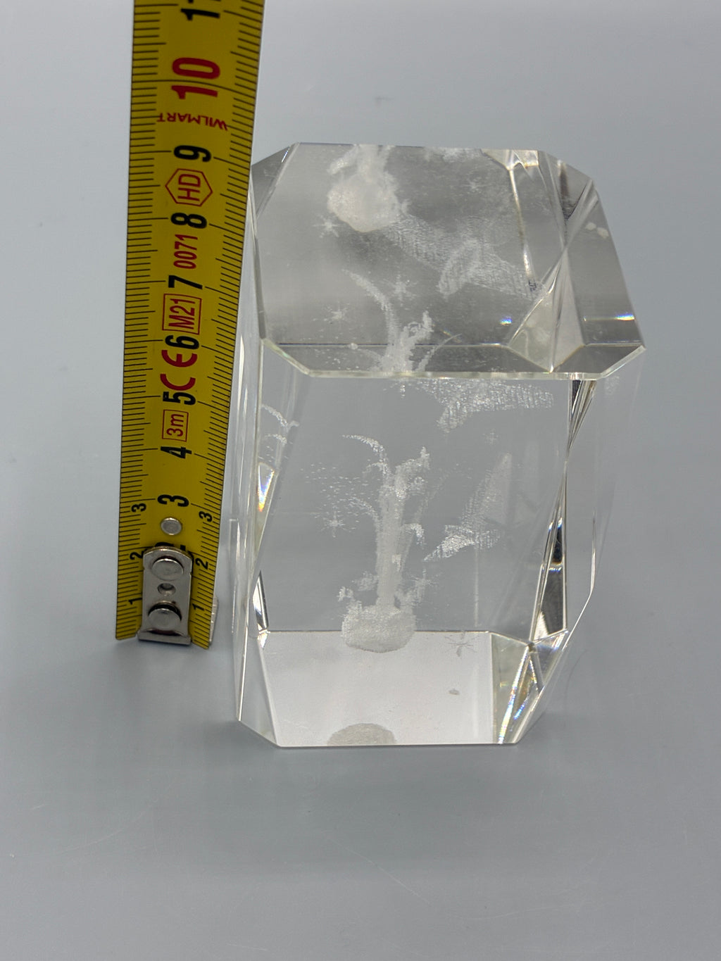 Hauteur du bloc de cristal facetté mesurée au mètre ruban, environ 8 à 9 cm