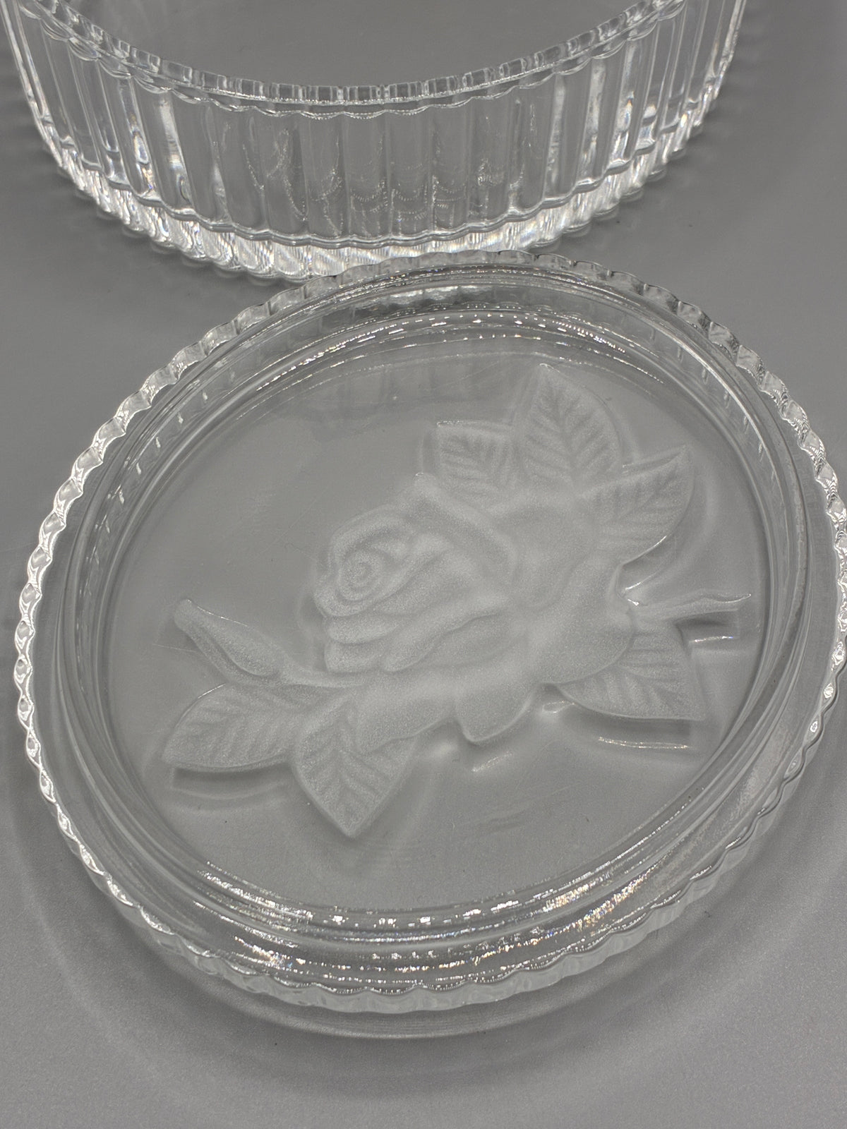 Bonbonnière Cristal d’Arques fermée avec rose dépolie sur le couvercle