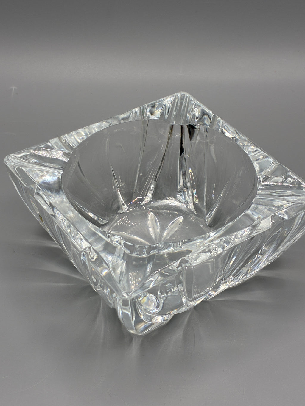 Dessous du cendrier en verre avec reliefs géométriques