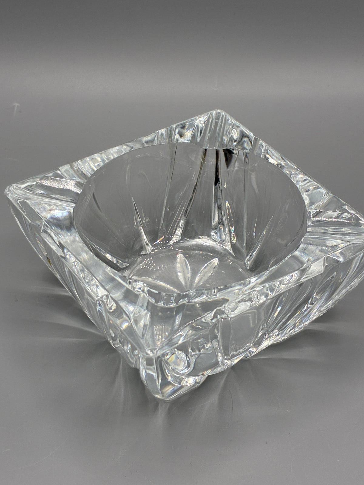 Dessous du cendrier en verre avec reliefs géométriques