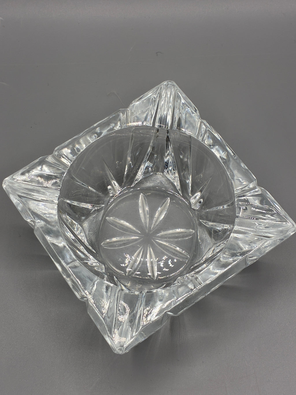 Cendrier carré en verre épais transparent vu de trois quarts