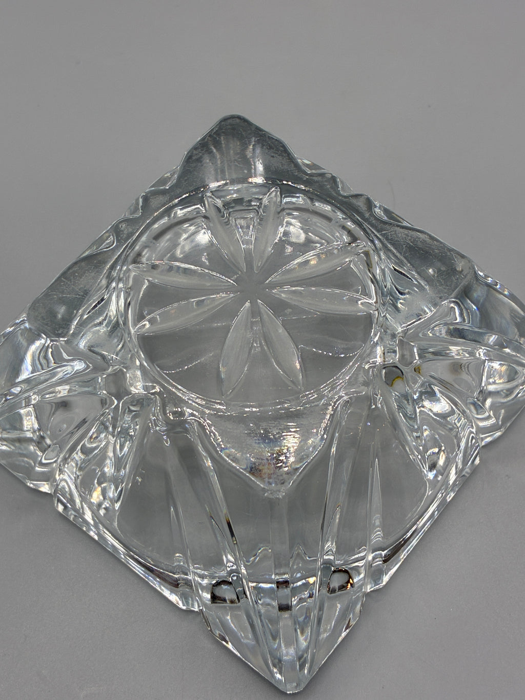 Vue latérale du cendrier en verre avec mètre