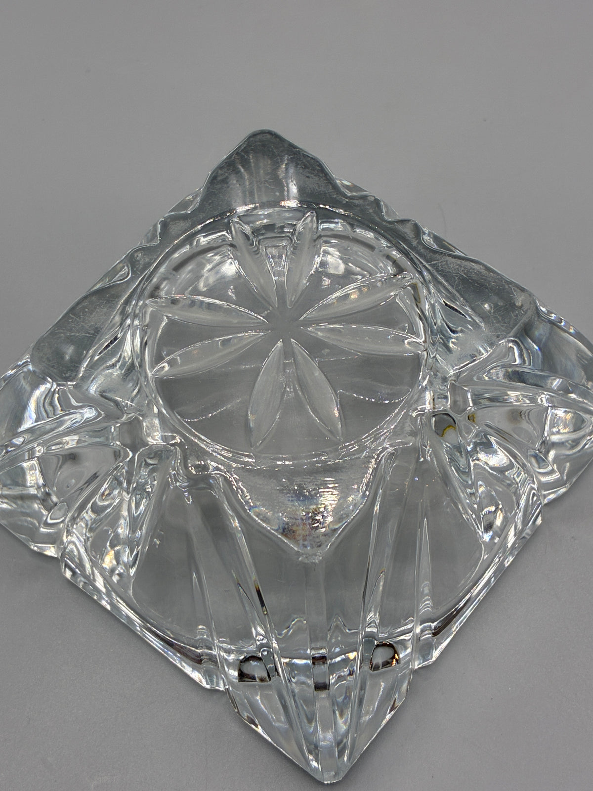 Vue latérale du cendrier en verre avec mètre