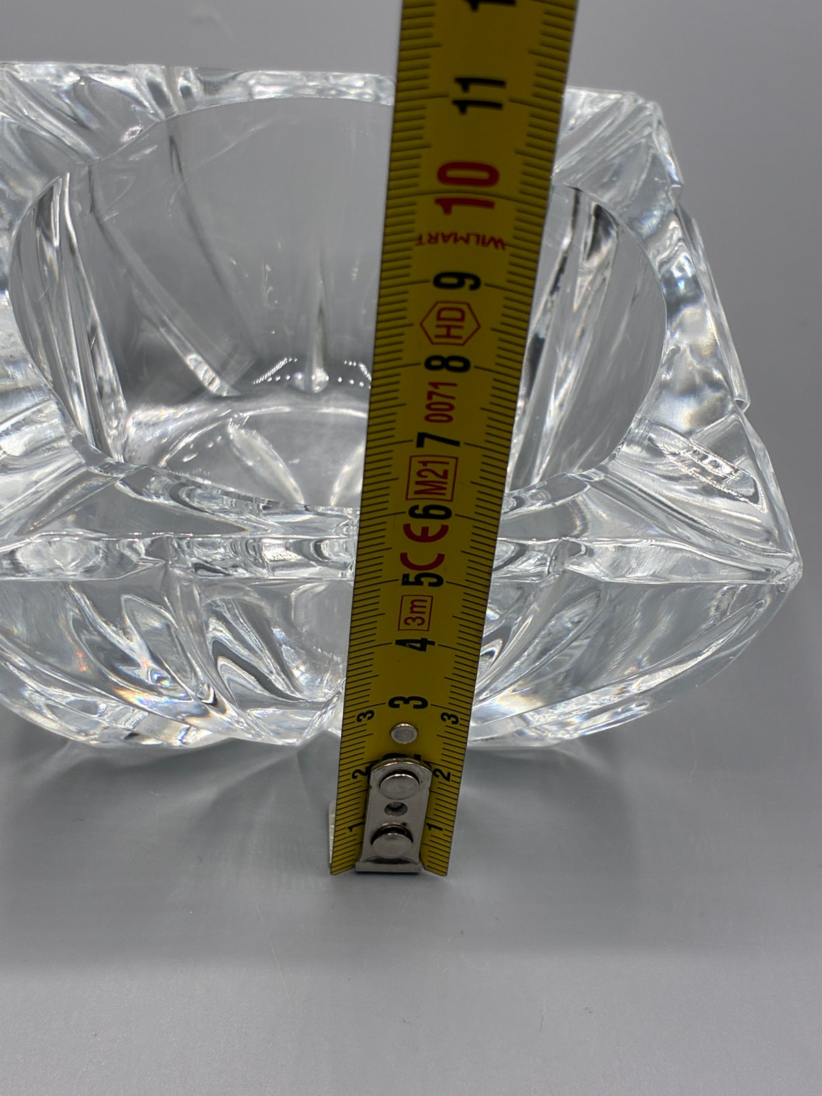 Mesure de la largeur du cendrier carré en verre