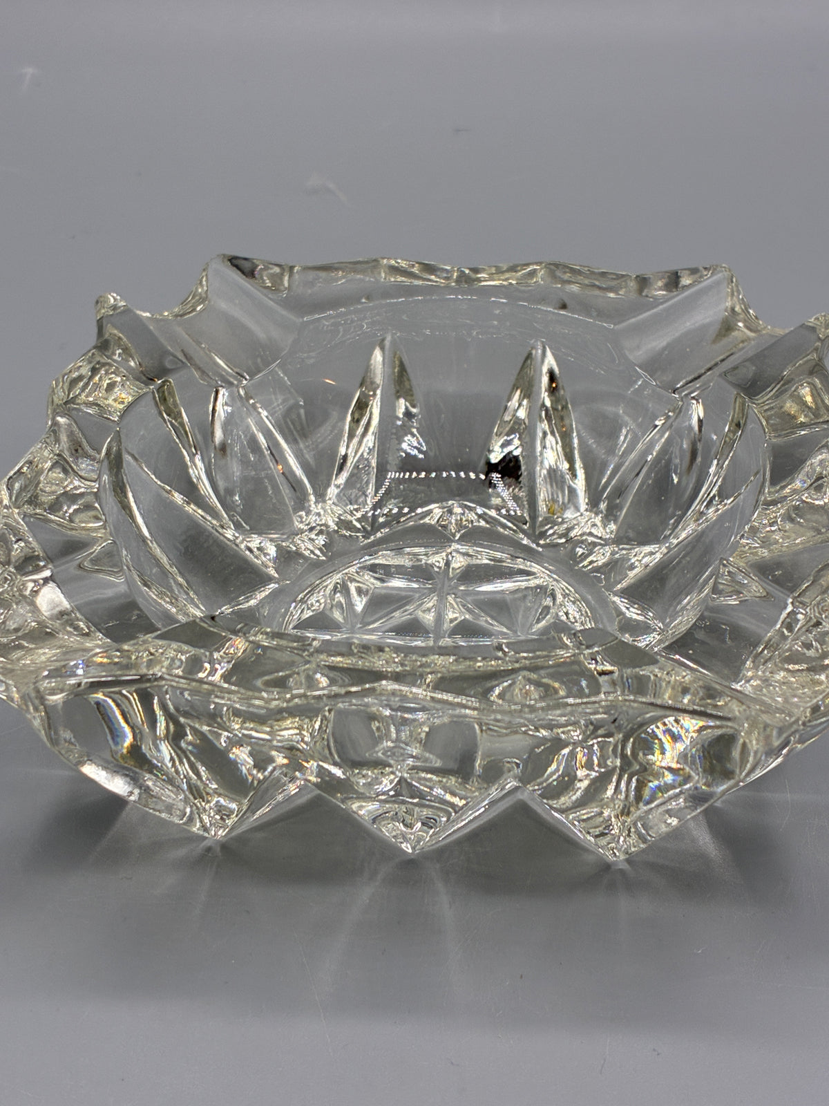 Vue du cendrier en verre transparent et de ses facettes
