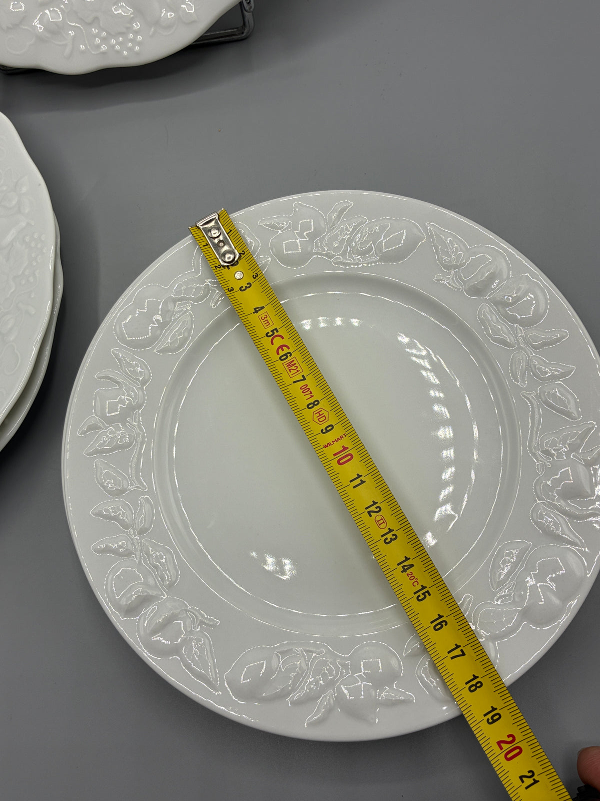 Assiette plate Royal Limoges à bord festonné et fruits en relief