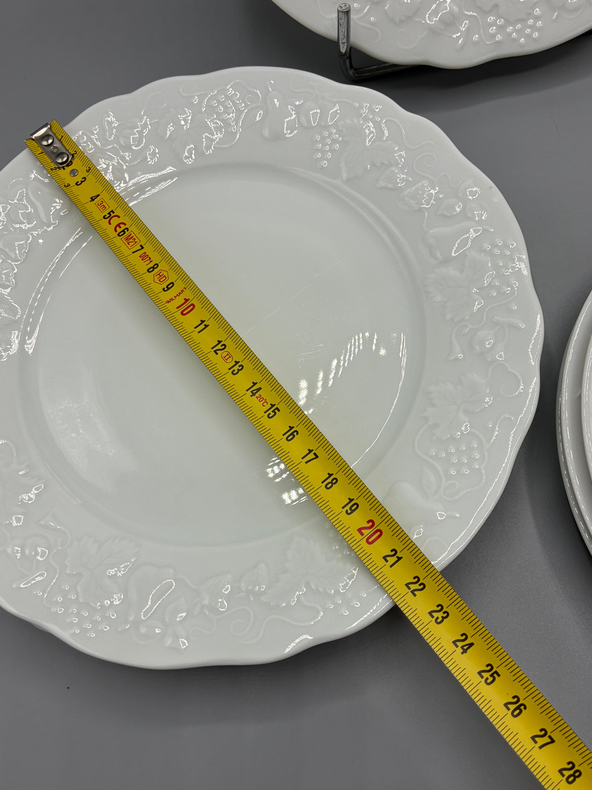 Ensemble des assiettes Royal Limoges en porcelaine blanche à décor de fruits