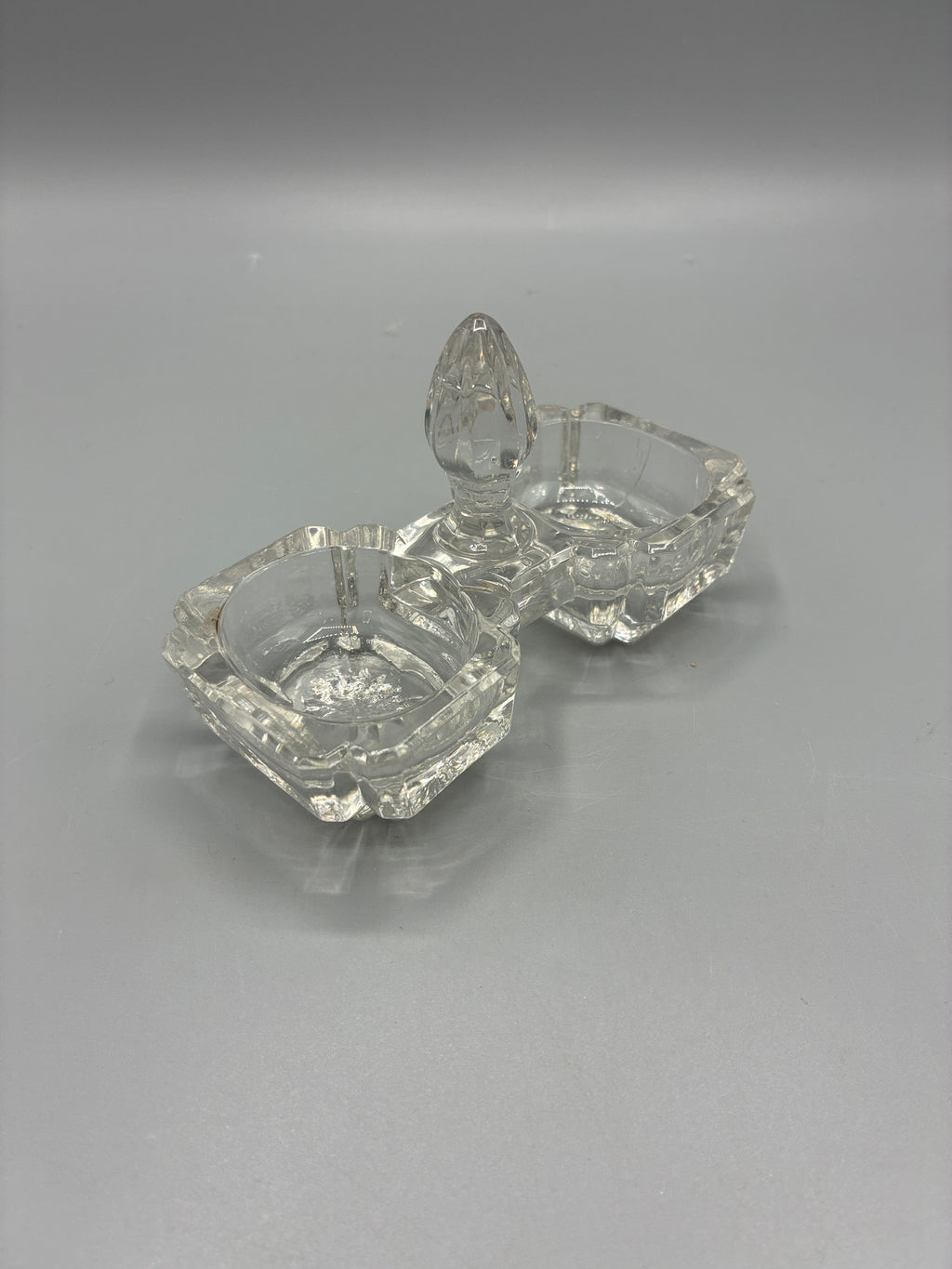 Double saleron en verre pressé transparent à deux cuvettes facettées