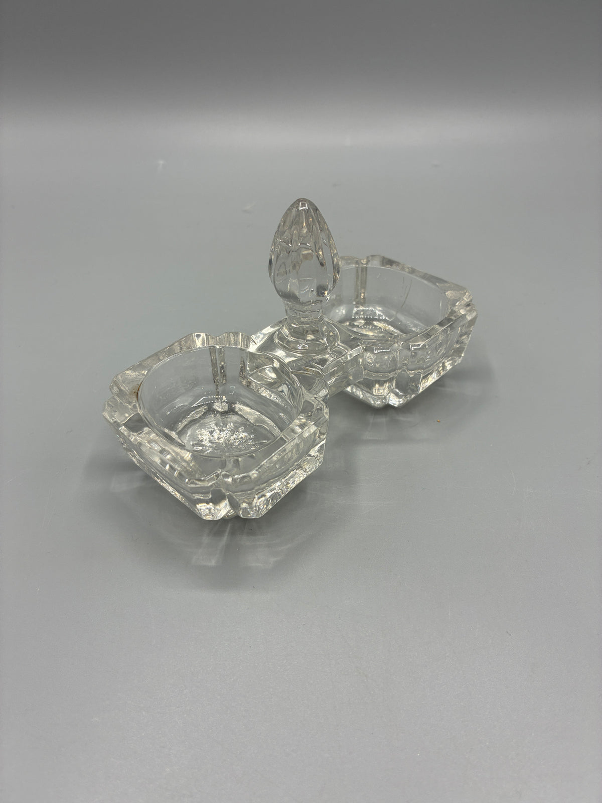 Double saleron en verre pressé transparent à deux cuvettes facettées