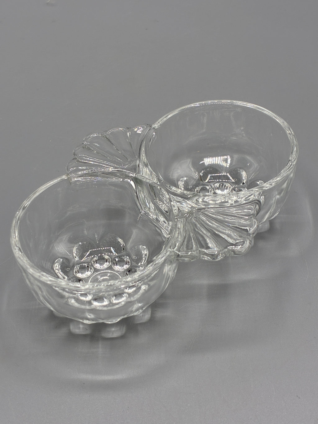 Double saleron en verre pressé transparent à décor floral et éventails