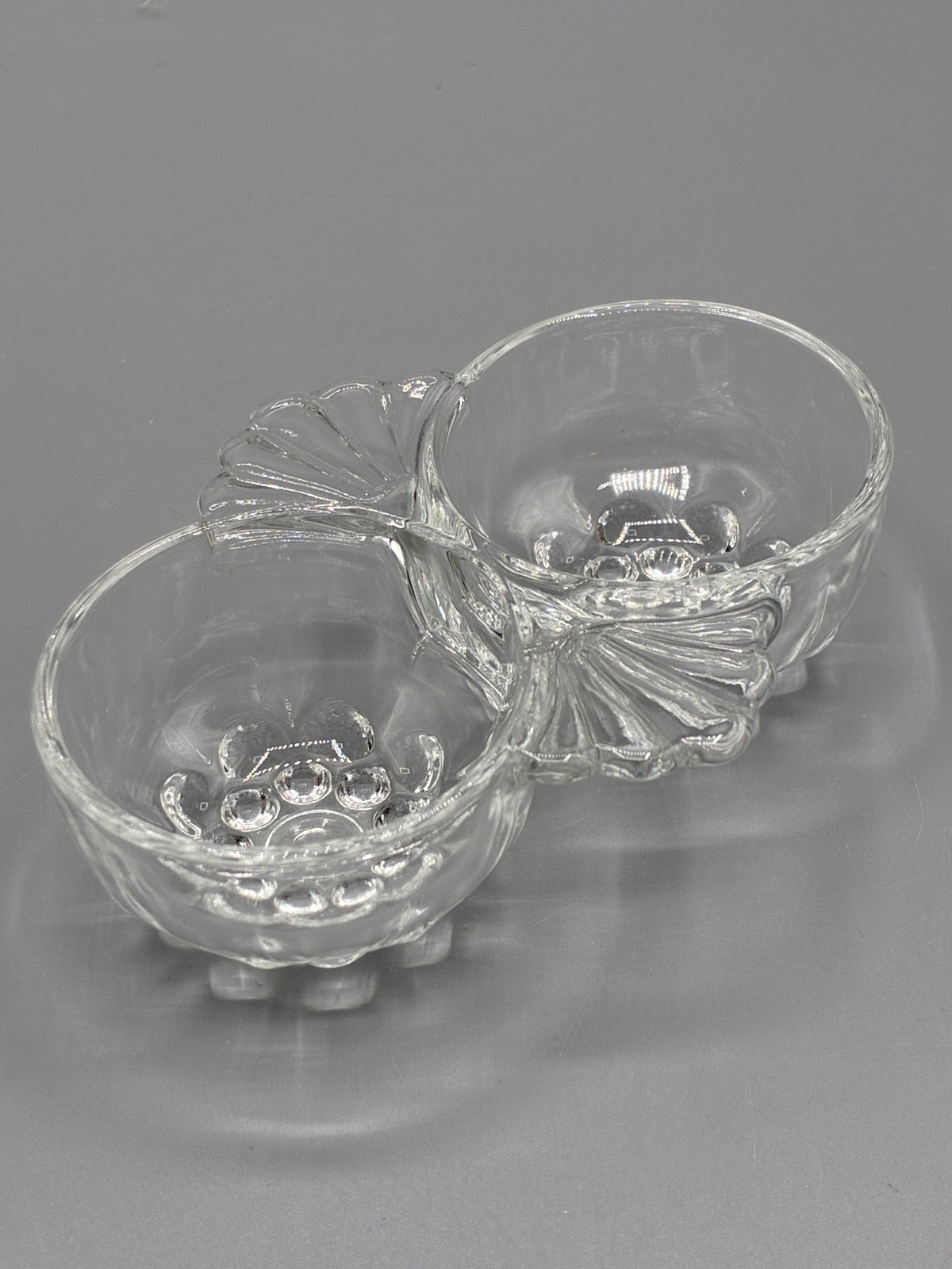 Double saleron en verre pressé transparent à décor floral et éventails