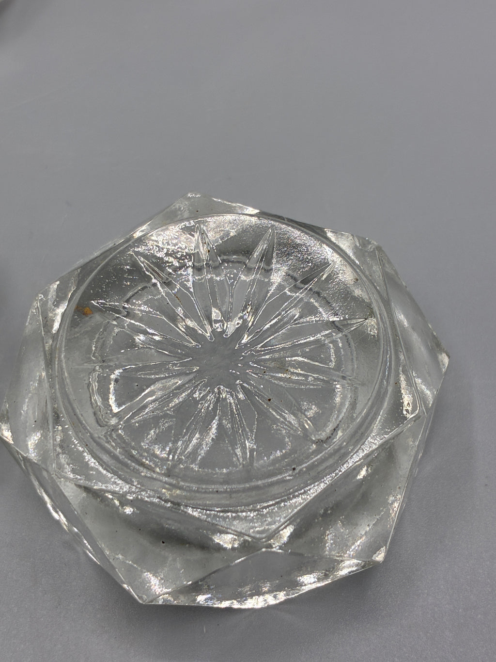 Ensemble de quatre salerons anciens octogonaux en verre facetté à fond étoilé