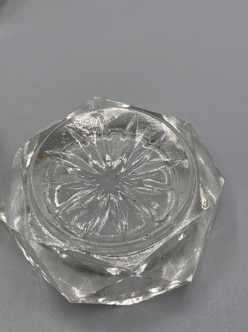 Ensemble de quatre salerons anciens octogonaux en verre facetté à fond étoilé