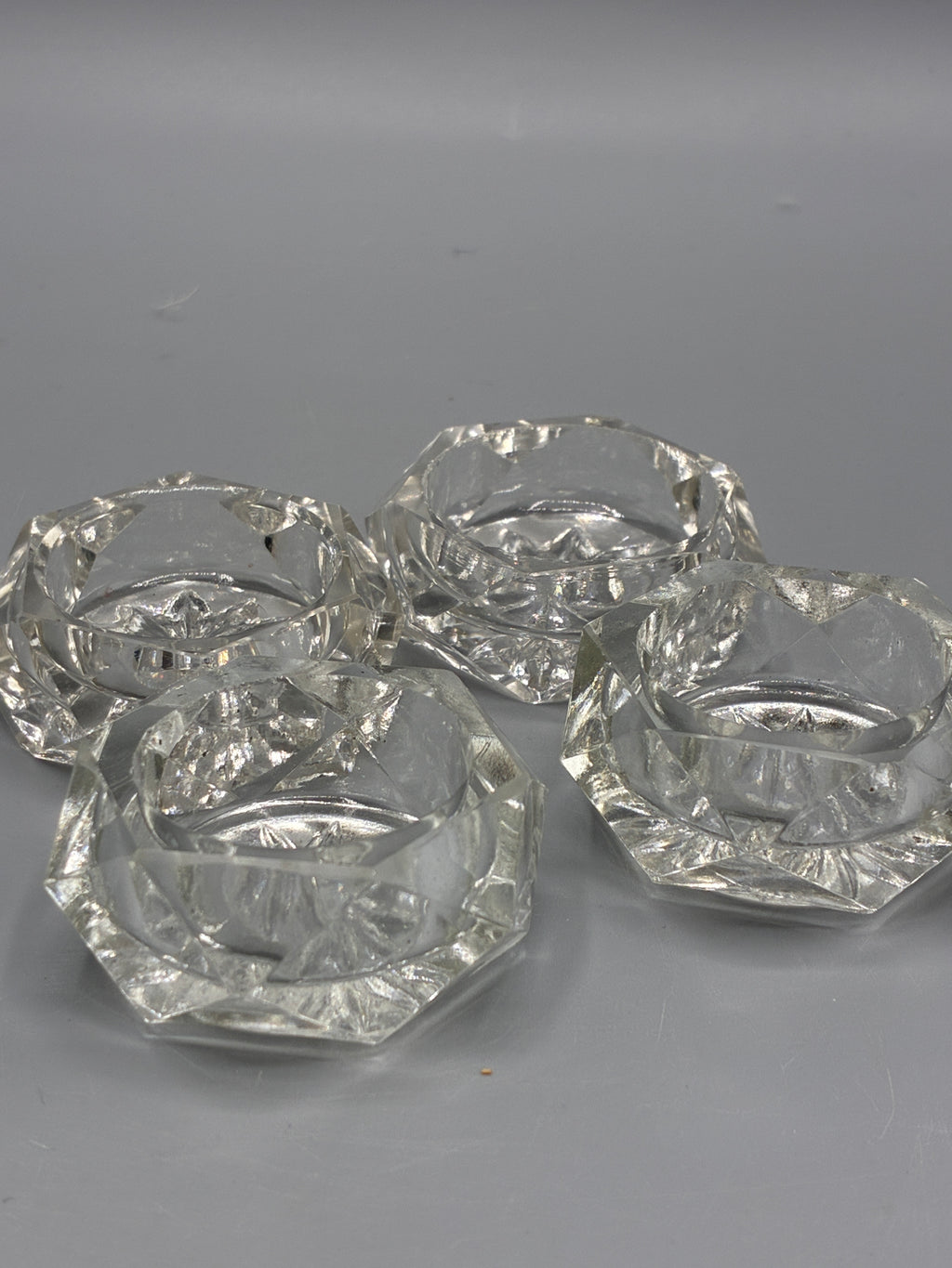 Mesure du diamètre extérieur d’un saleron en verre facetté