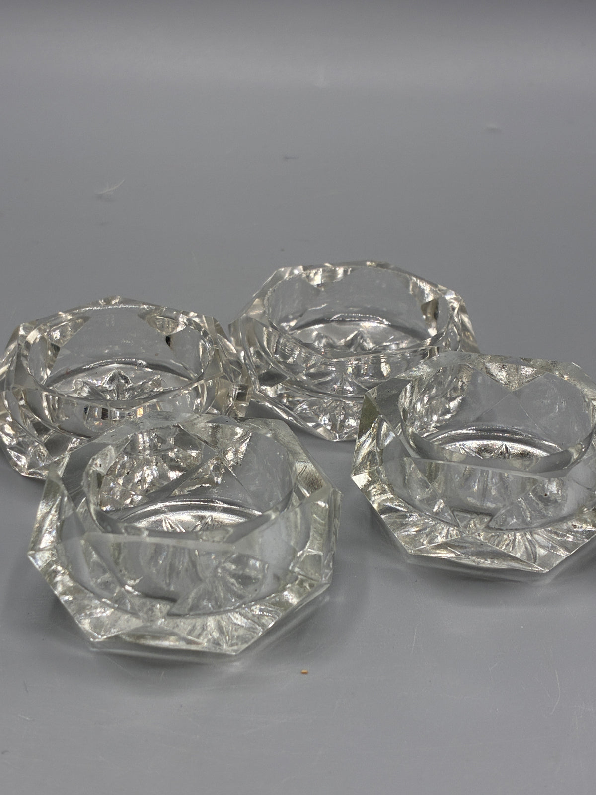Mesure du diamètre extérieur d’un saleron en verre facetté