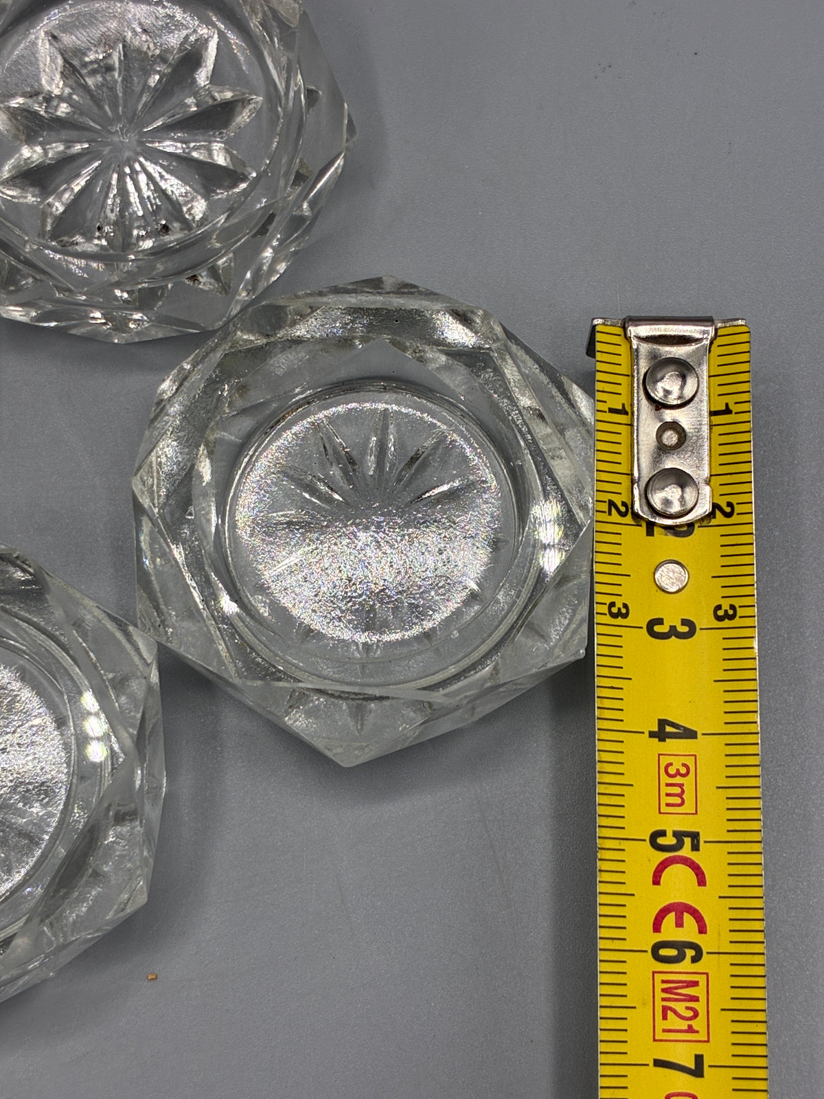 Quatre salerons en verre épais vus de trois quarts