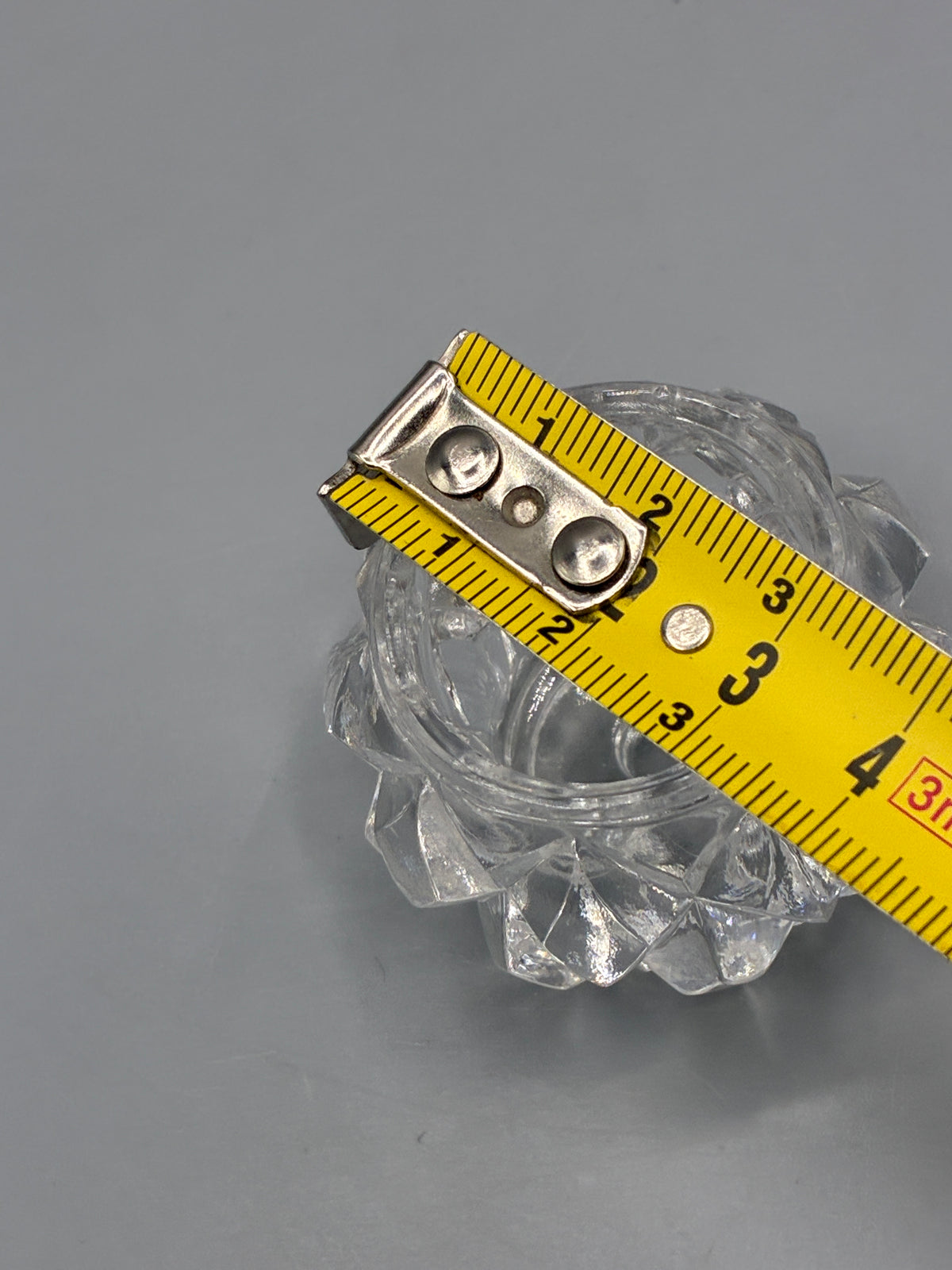 Saleron individuel en verre transparent à décor de pointes de diamant