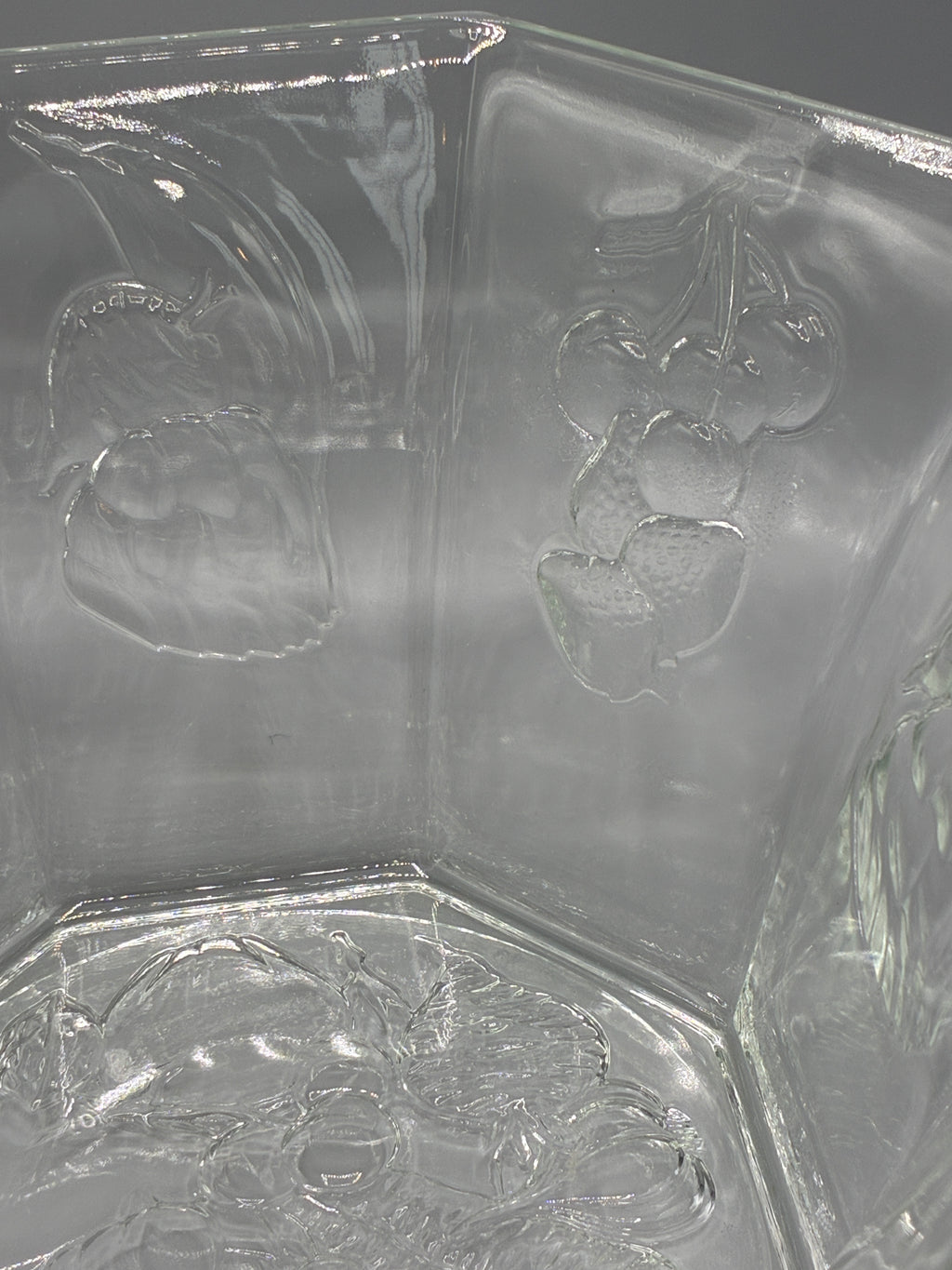 Grand saladier octogonal en verre transparent à décor de fruits en relief