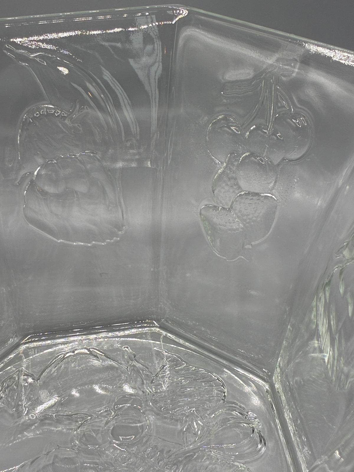 Grand saladier octogonal en verre transparent à décor de fruits en relief