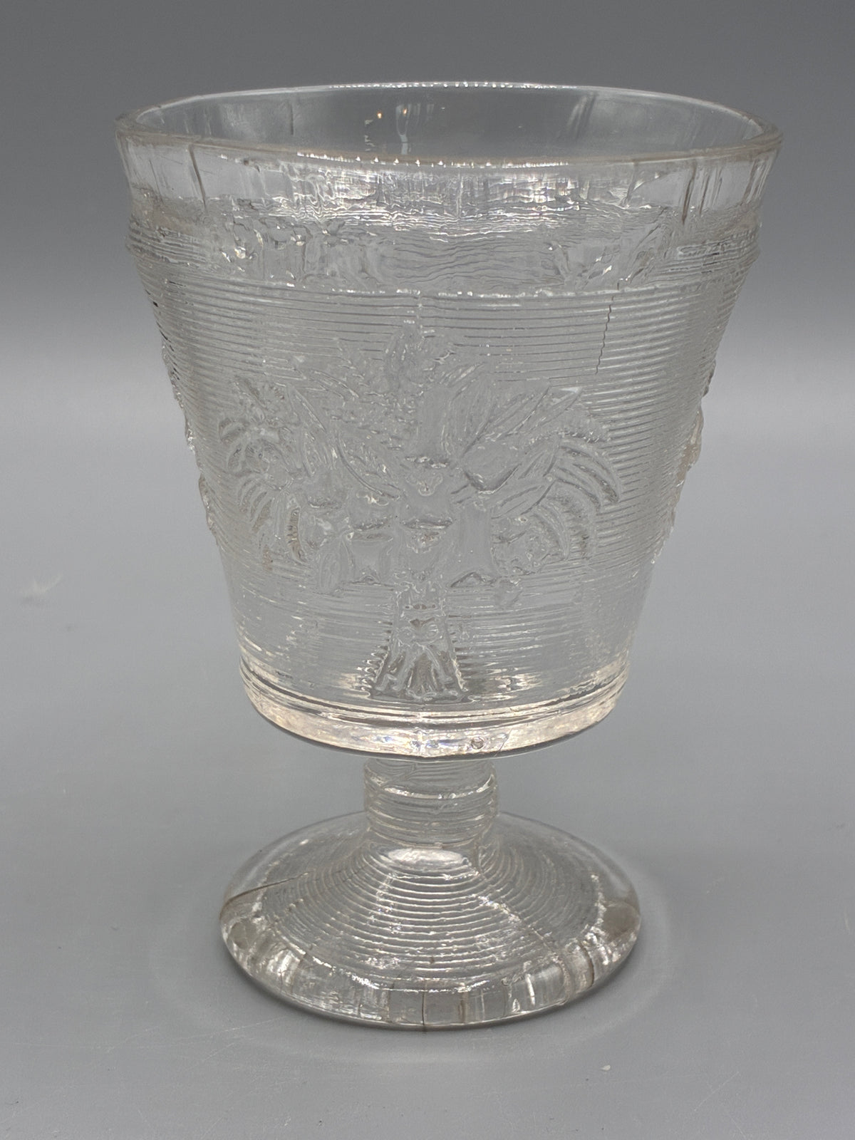 Verre à pied ancien en verre moulé transparent à décor floral et strié