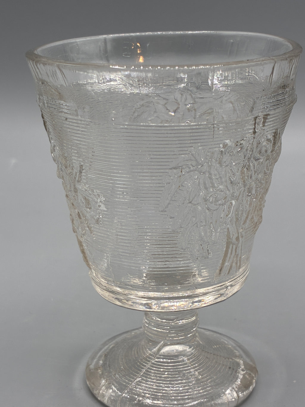 Détail des motifs végétaux et des fines stries horizontales du verre ancien