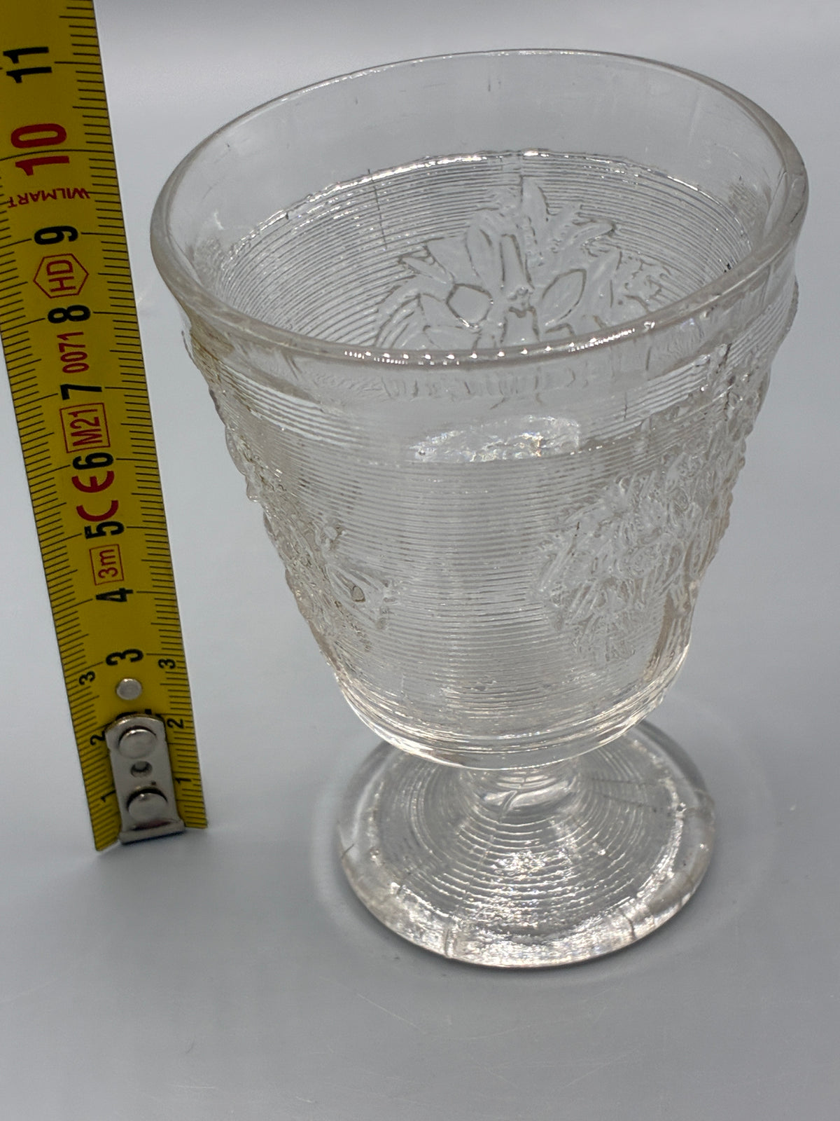 Mesure de la hauteur du verre à pied ancien, environ 10 cm