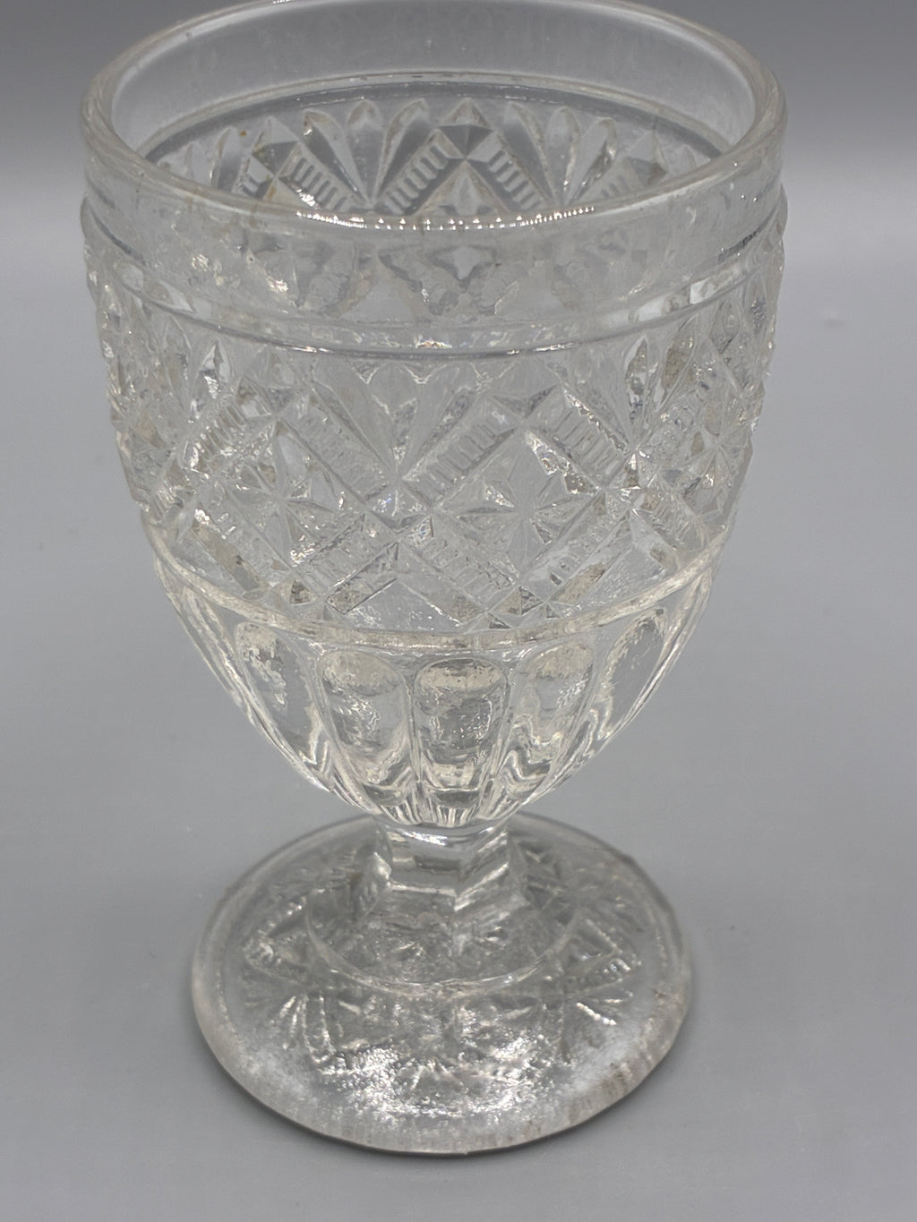 Détail des croisillons et étoiles du verre à pied ancien