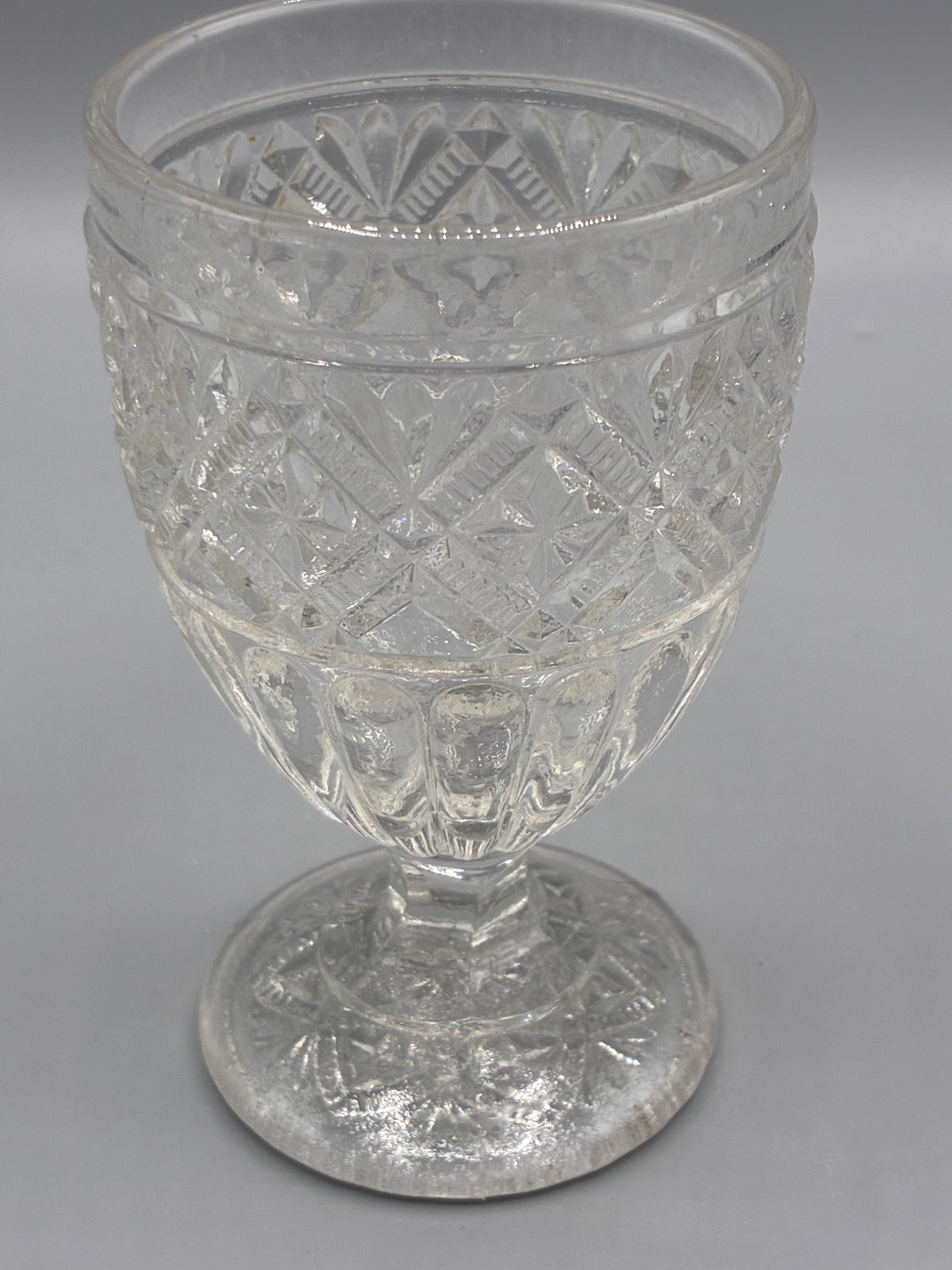 Détail des croisillons et étoiles du verre à pied ancien