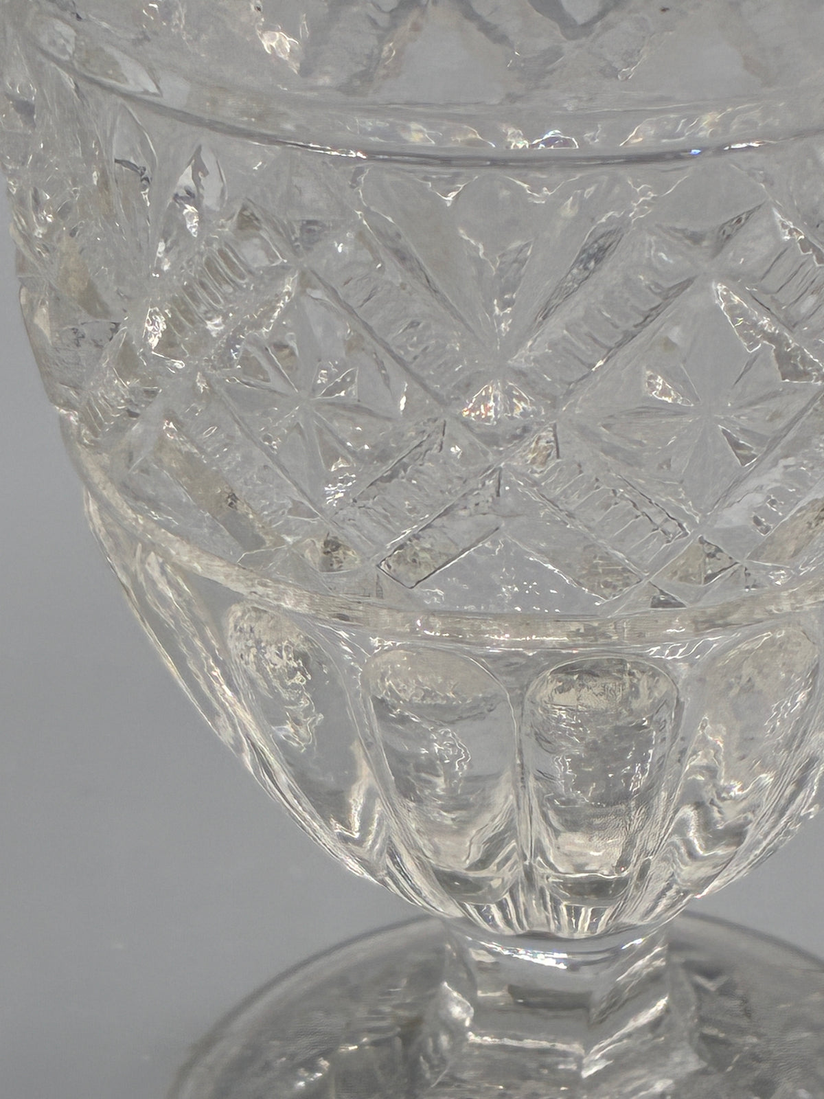 Verre à pied ancien à décor géométrique et étoilé, vue d’ensemble