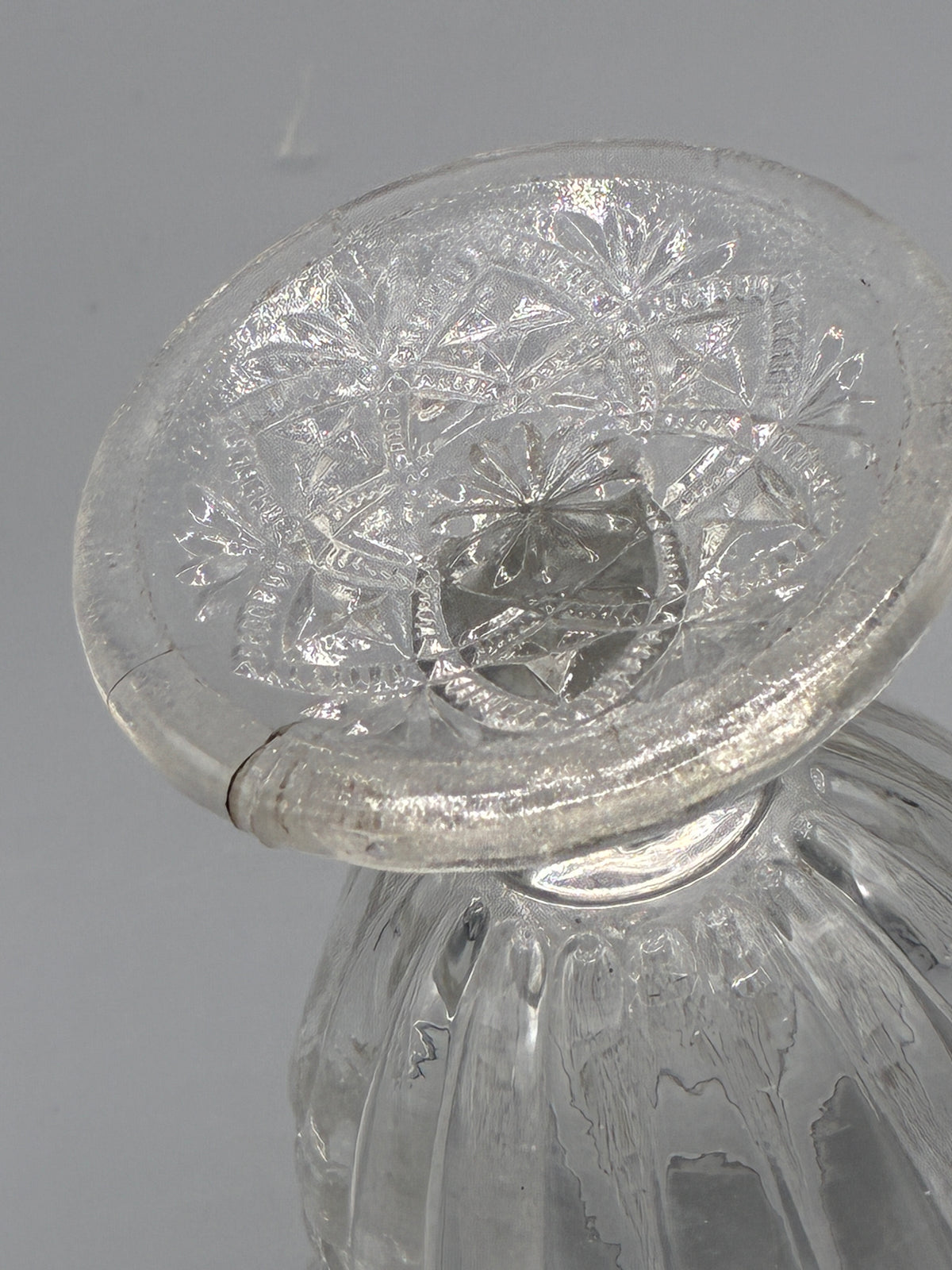 Verre à pied ancien avec mesure de hauteur