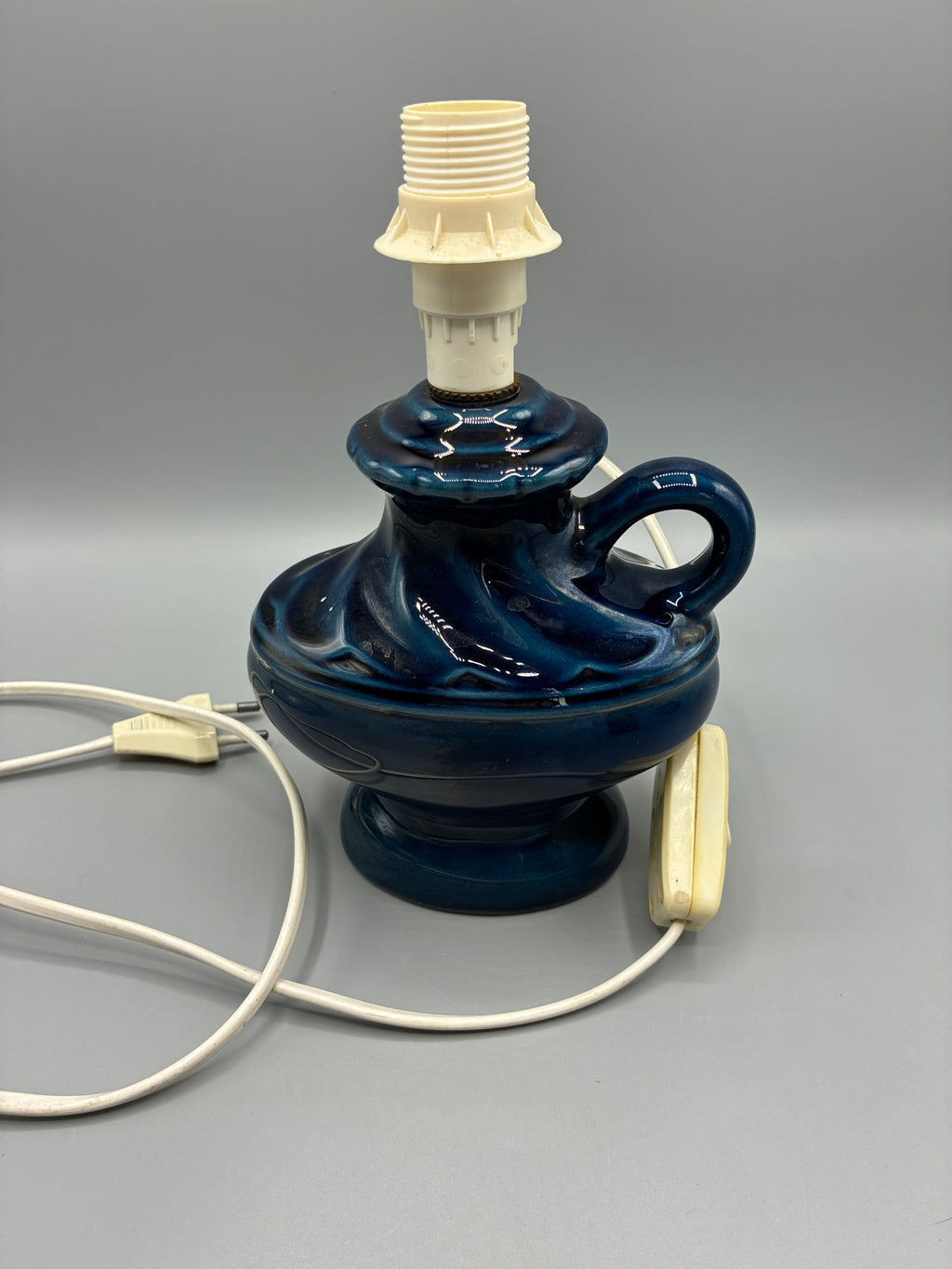 Dessous du pied de la lampe en céramique
