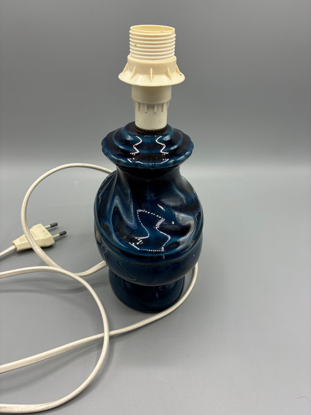 Vue du corps bleu nuit et de la douille de la lampe