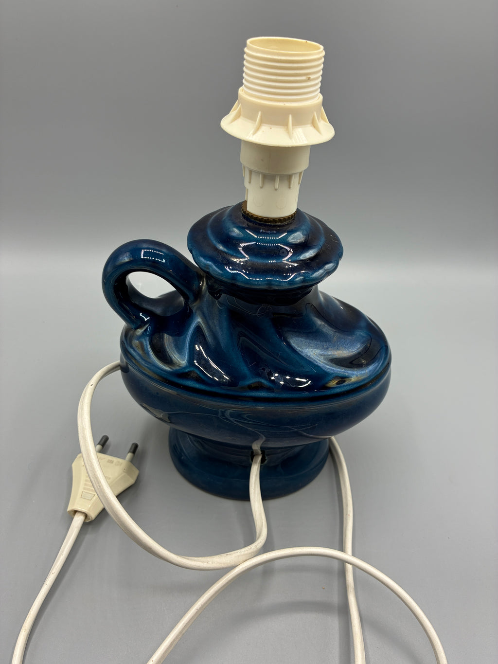 Lampe en céramique émaillée et son cordon blanc