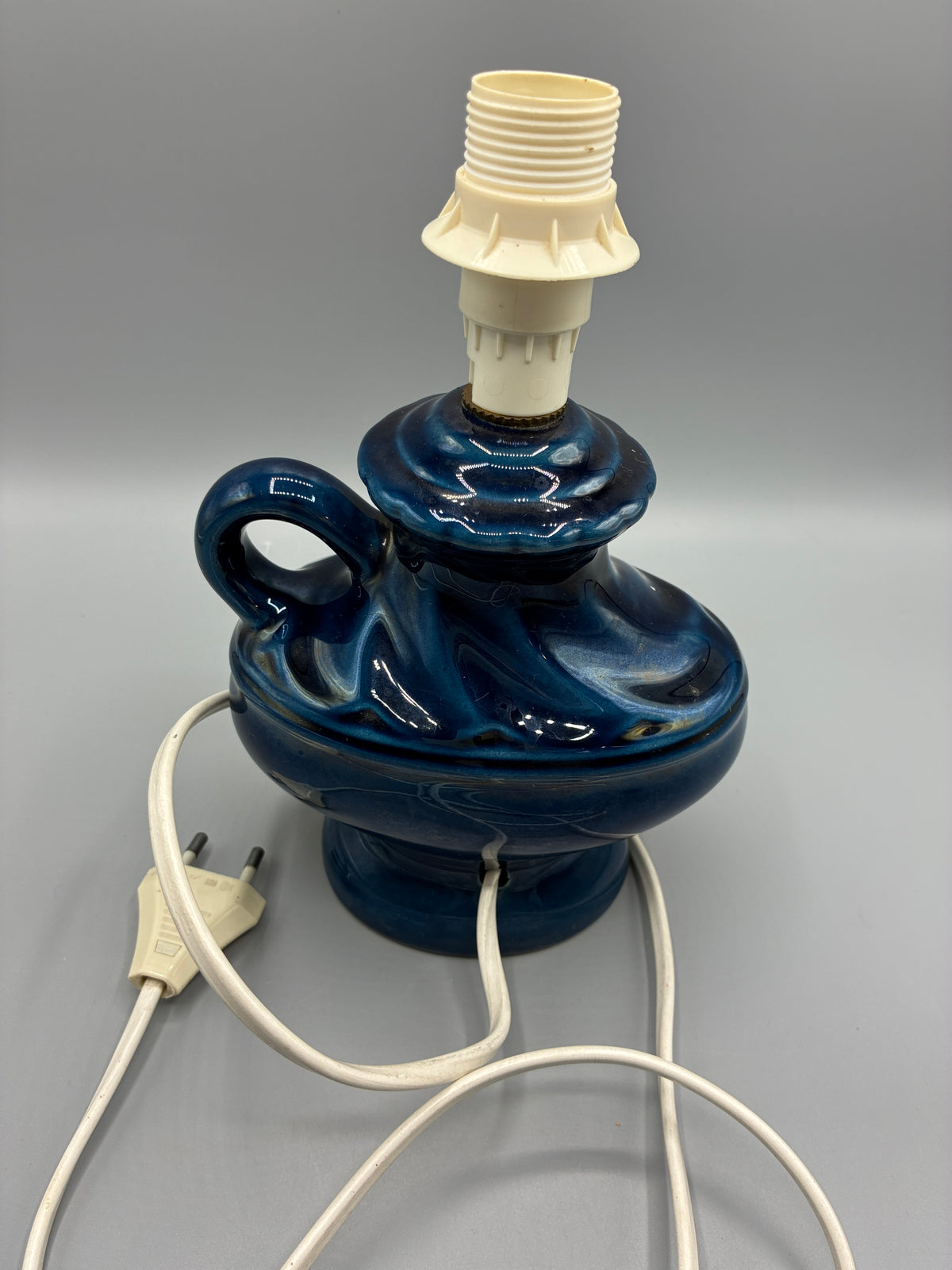 Lampe en céramique émaillée et son cordon blanc