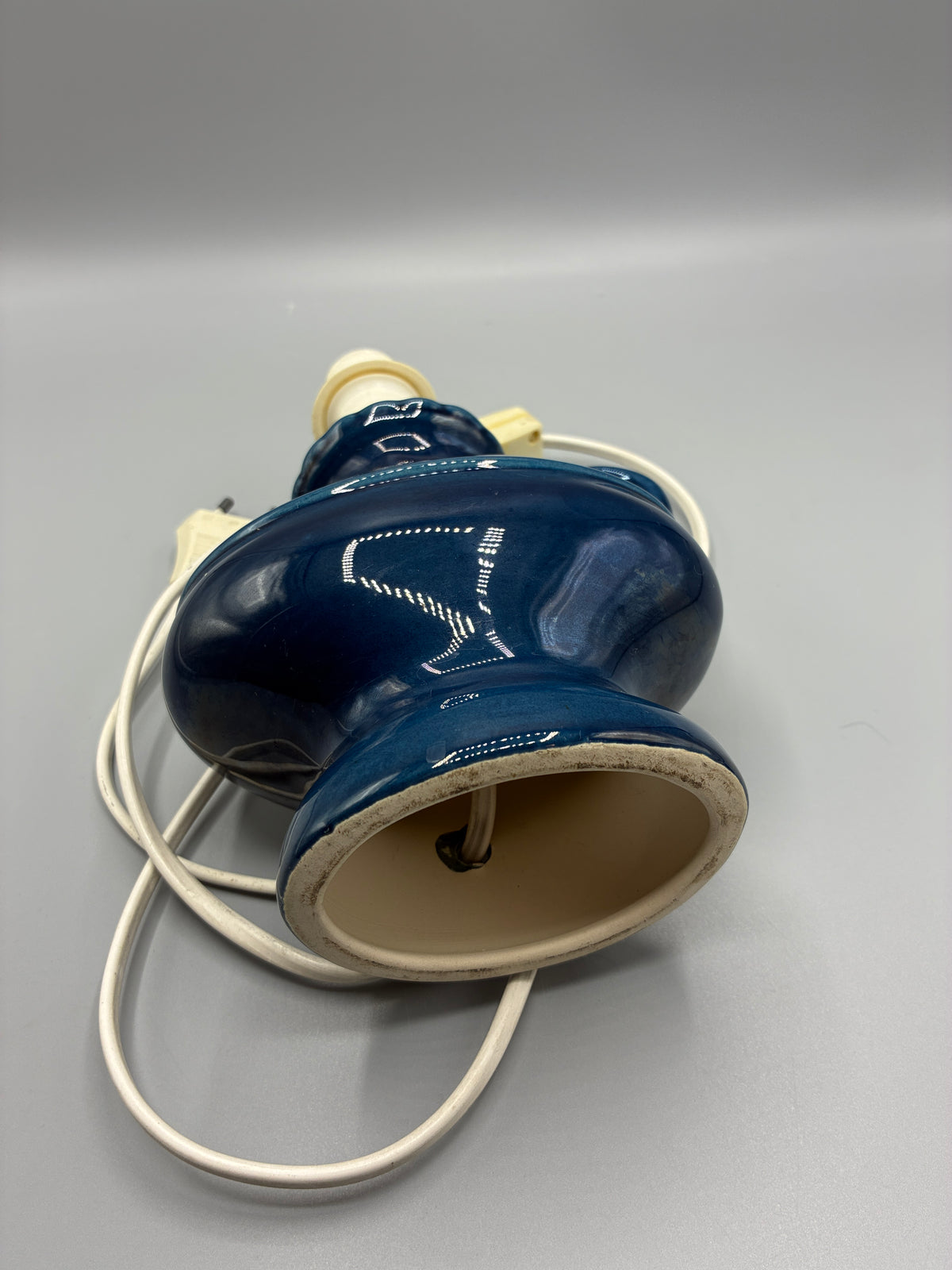 Lampe de table vintage en céramique bleu nuit avec anse